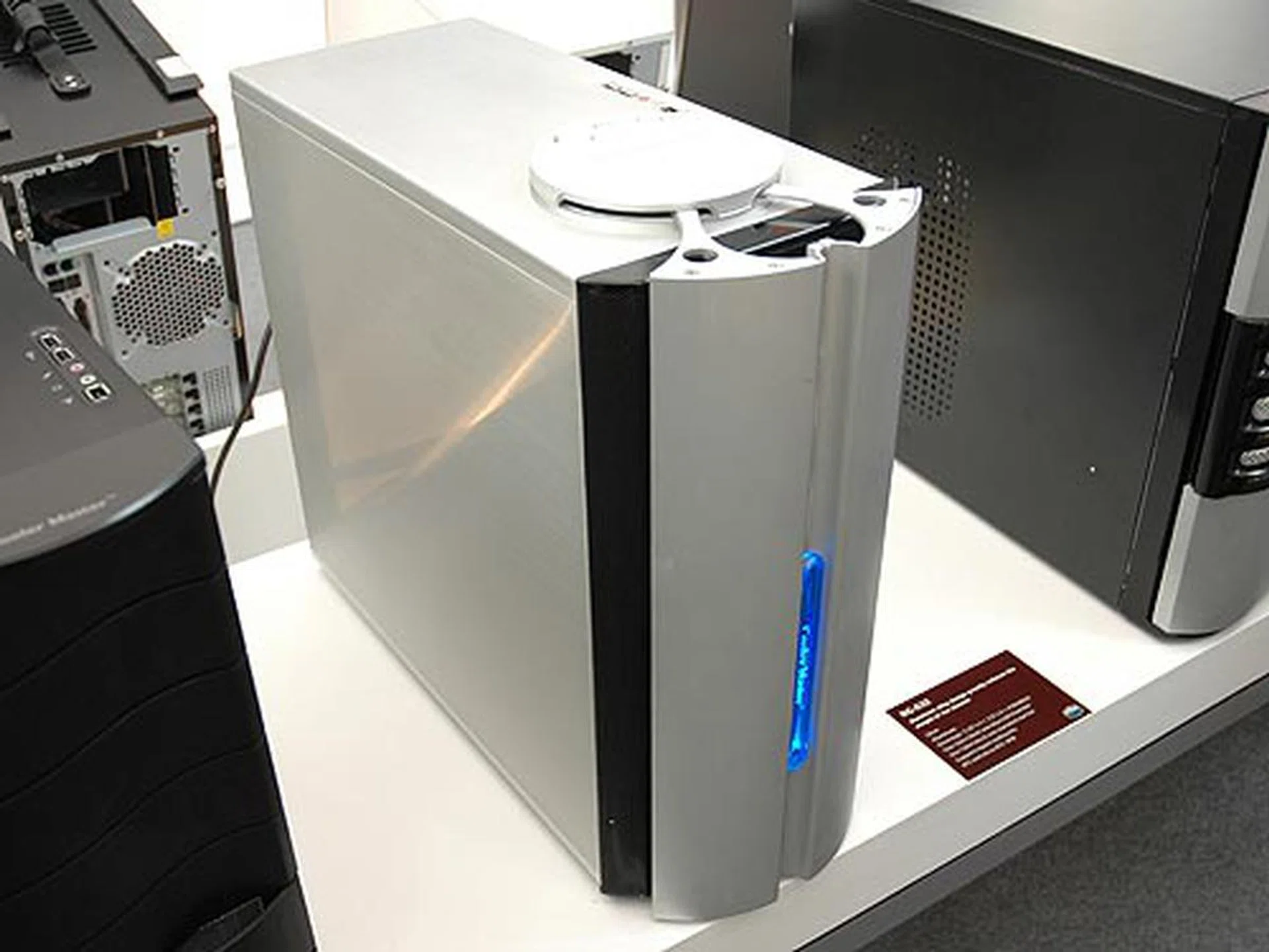 Yet another solid aluminum casing design from Cooler Master is the RC-632. It comes with large intake and exhaust 120mm fans in the front and back. The casing features a center-splitting front panel door that makes it uniquely different from other casings. It comes with four 5.25-inch external bays, two 3.5-inch external bays and four 3.5-inch internal bays.