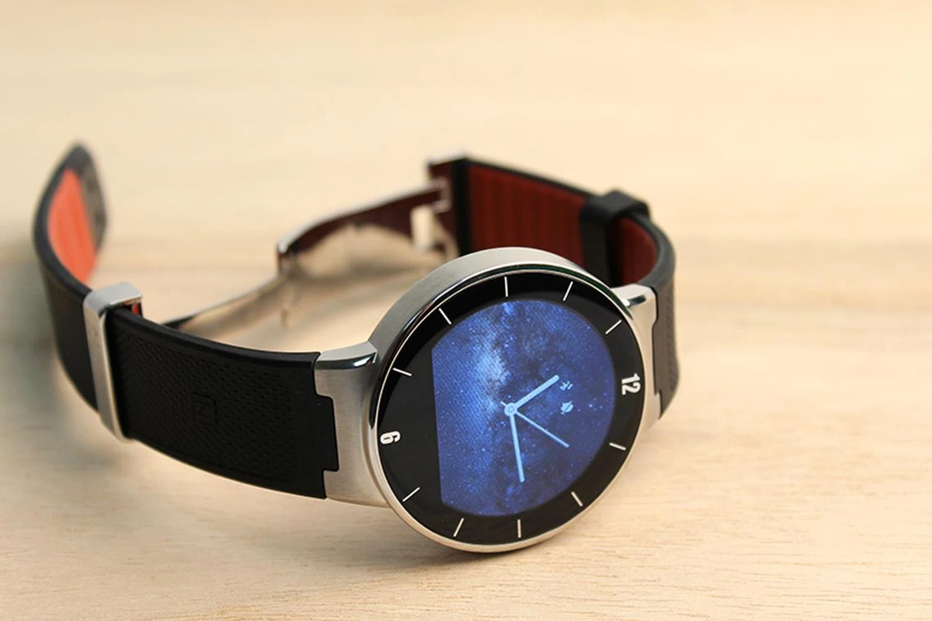 The Alcatel OneTouch smart watch is the latest entrant to the increasingly crowded smart watch marketplace.