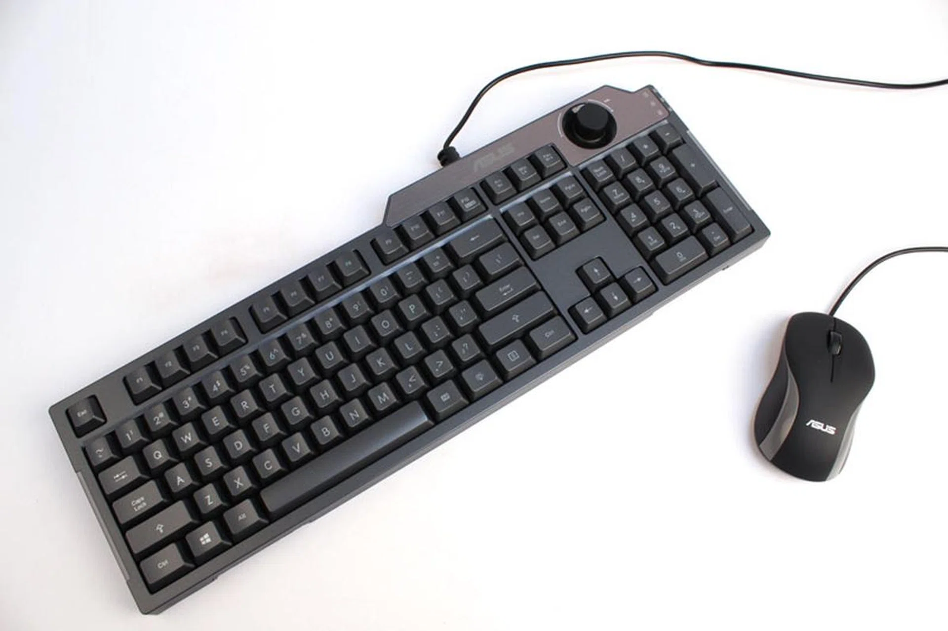 The keyboard comes with two lighting strips at either end that glow blue when powered on. It also has a volume knob for easy adjustment of volume levels.