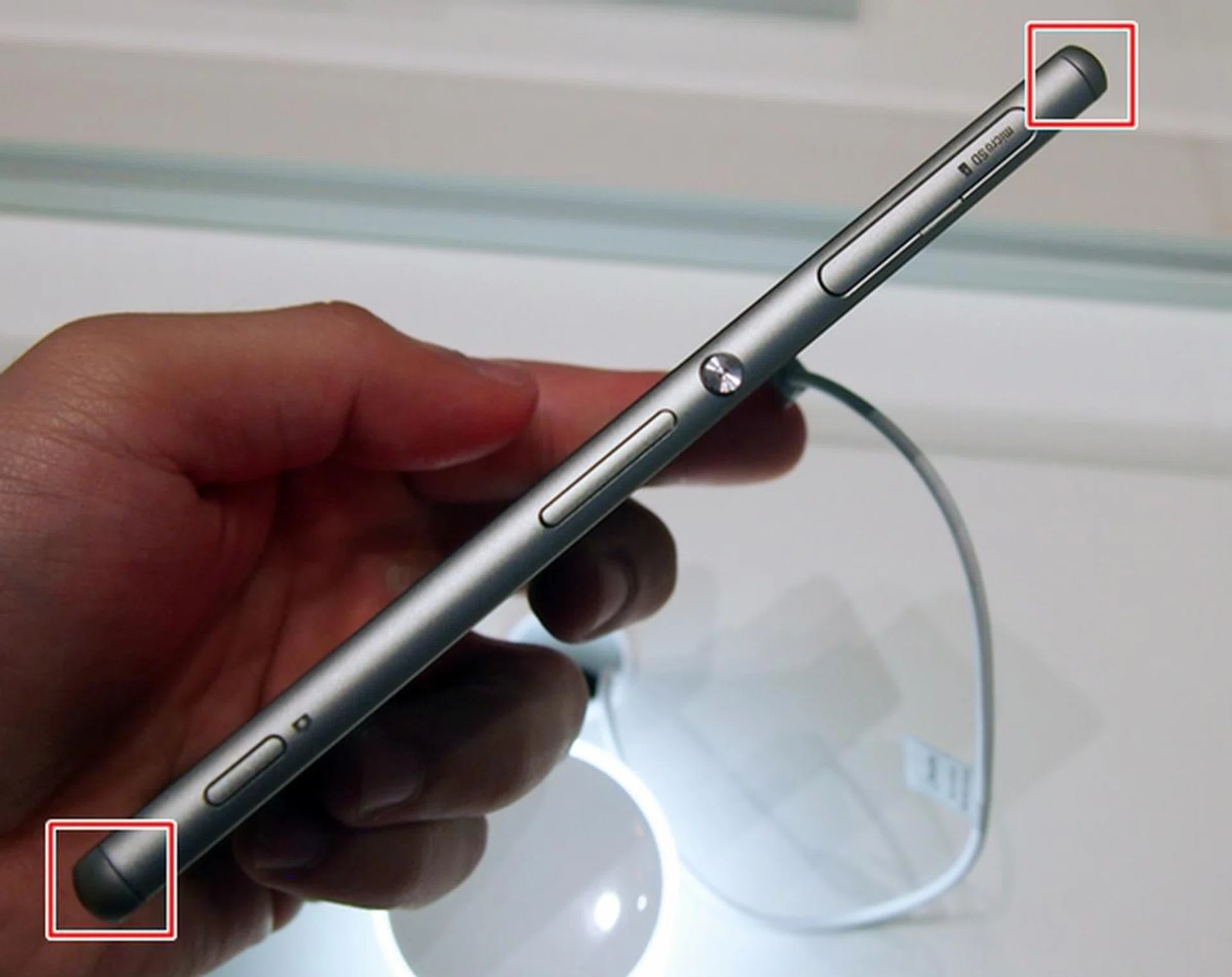 Notice the new styling of its aluminium frame on the Sony Xperia Z3. You will also notice the nylon caps at the four corners of the device to better protect it against potential damage from mishandling.