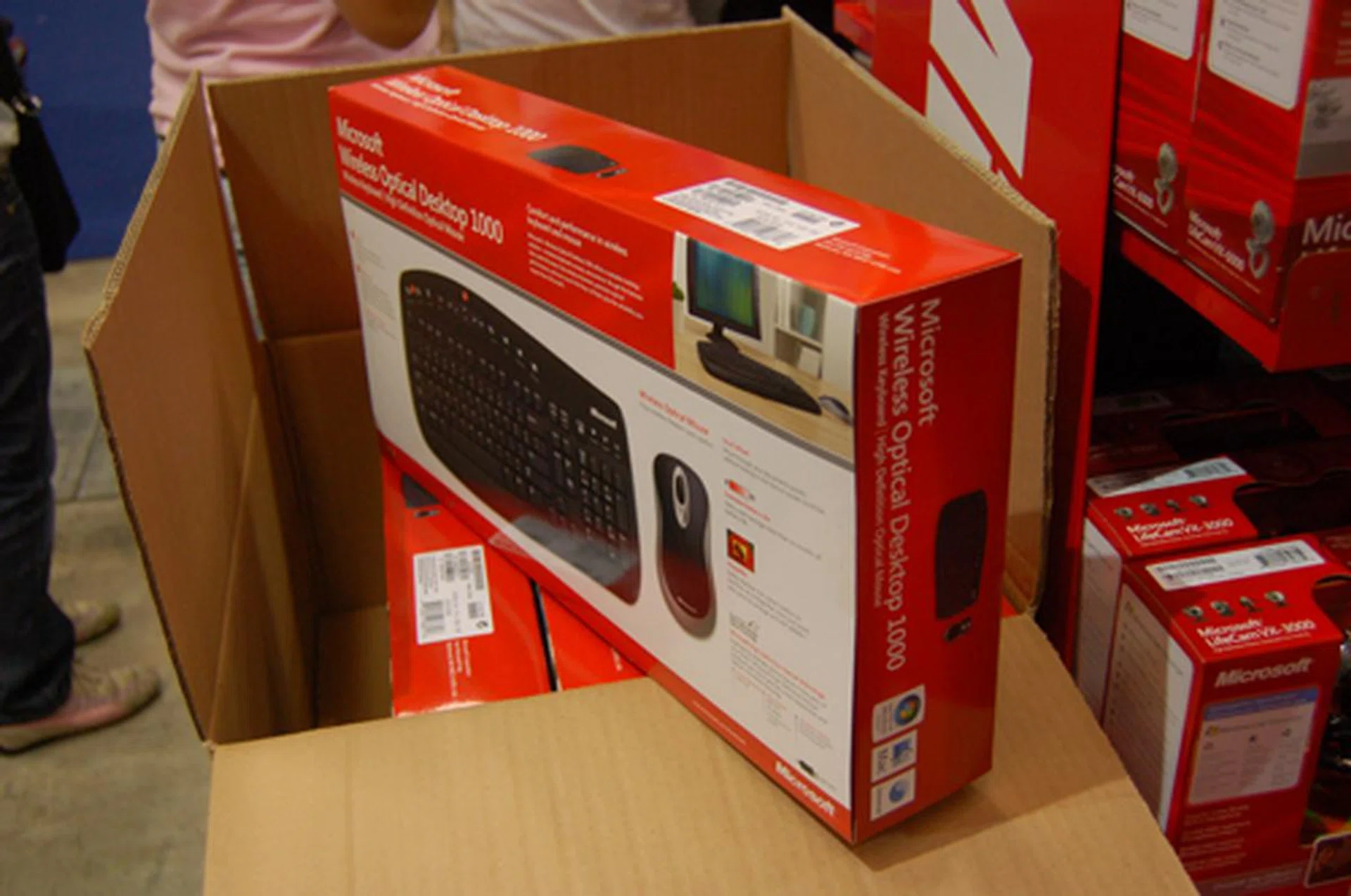  With the usual price of $69.90, now slashed to $54.90 for Comex, this is a must buy for all Microsoft hardware fans. And it's wireless!  