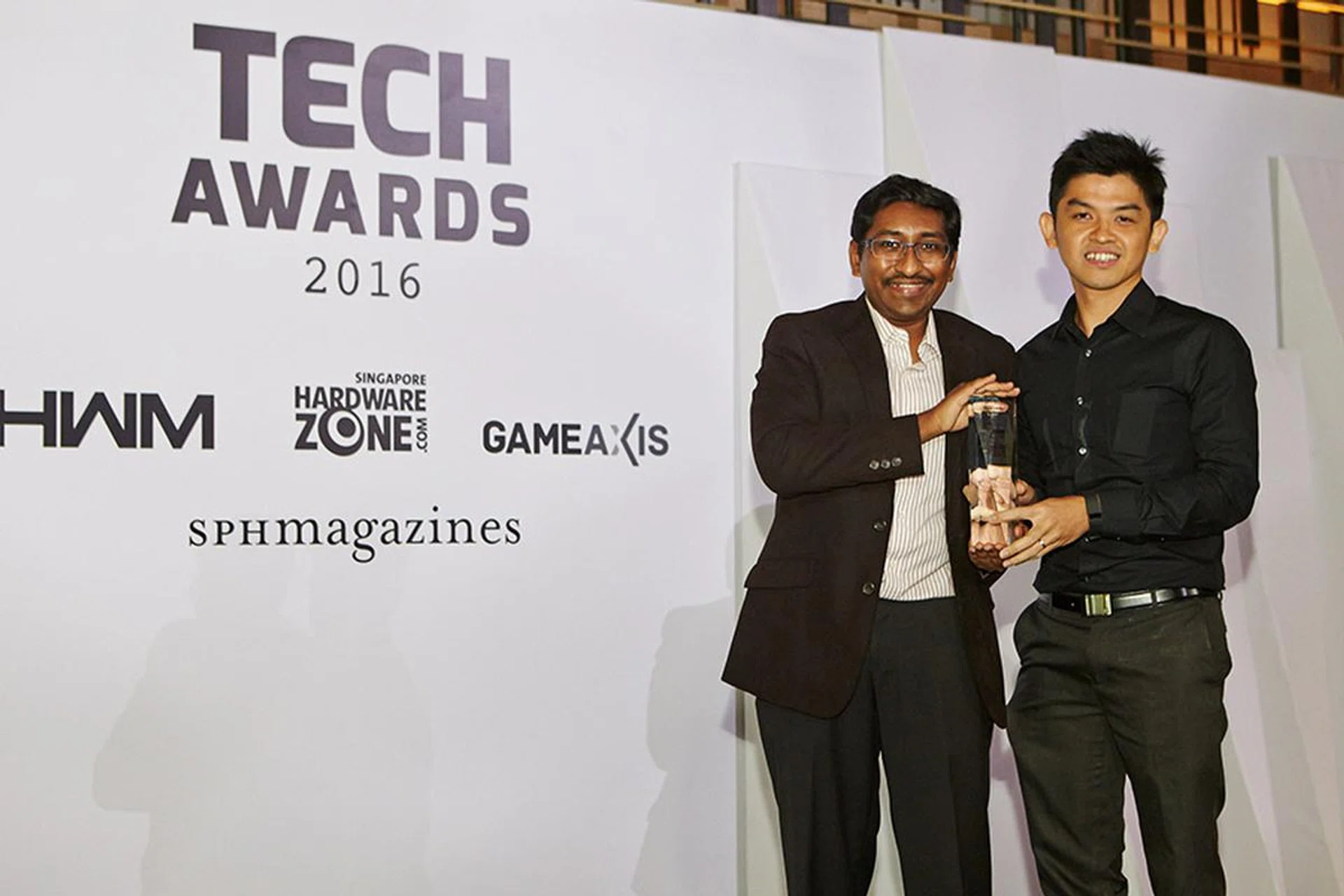 The Plantronics BackBeat Sense is the winner of our Editor's Choice for Best Mainstream Headphones. Here's Mr. Richard Tan, Plantronics' Consumer Business Manager for SEA, accepting the trophy.