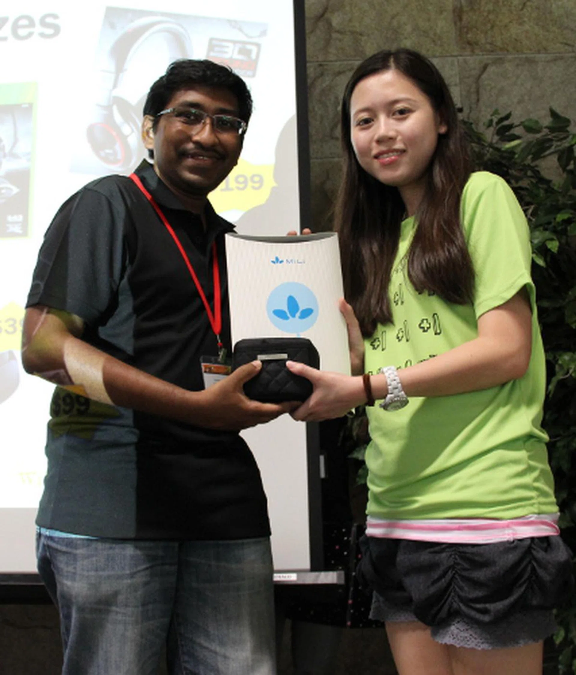 Five lucky individuals received the Mili Power Nova II external battery pack and Mili Universal Charger from the hands of the one and only Mr. Vijay Anand, Editor of HardwareZone.