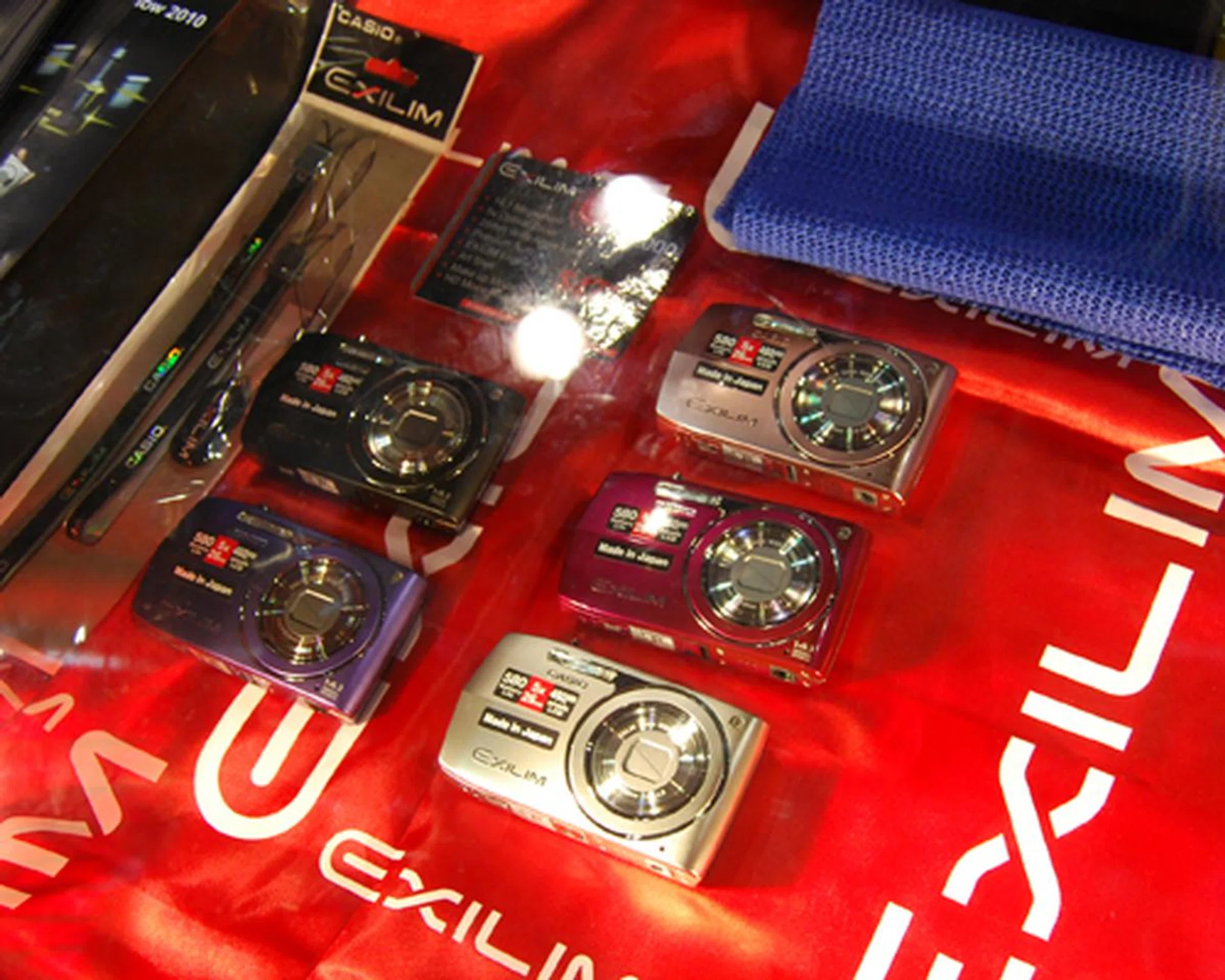 If you do have the budget, check out the latest Casio offering, the Casio EX-Z2000. Priced at $479, the EX-Z2000 runs on the latest Exilim Engine 5.0 and is armed with the following features: 14.1-megapixel sensor, 5x topical soom and a 26mm wide-angle lens.