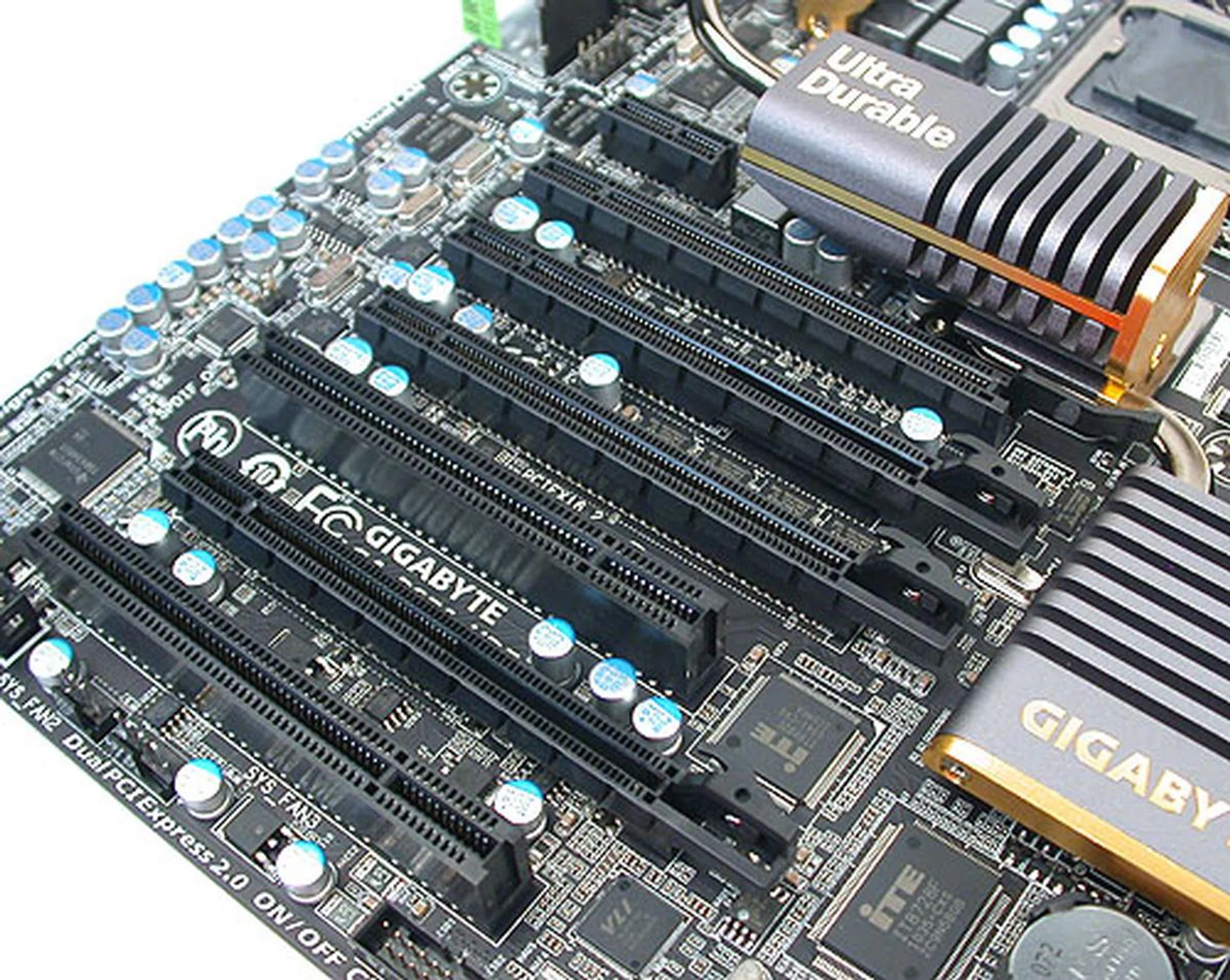 There are only two proper PCIe x16 slots here with the full 16 lanes, with Gigabyte recommending that users choose the first PCIe x16 slot for a single card for optimal performance. The other PCIe x16 slots actually have 8 lanes of bandwidth. Installing a 3-way configuration will result in an x16/x8/x8 setup.
