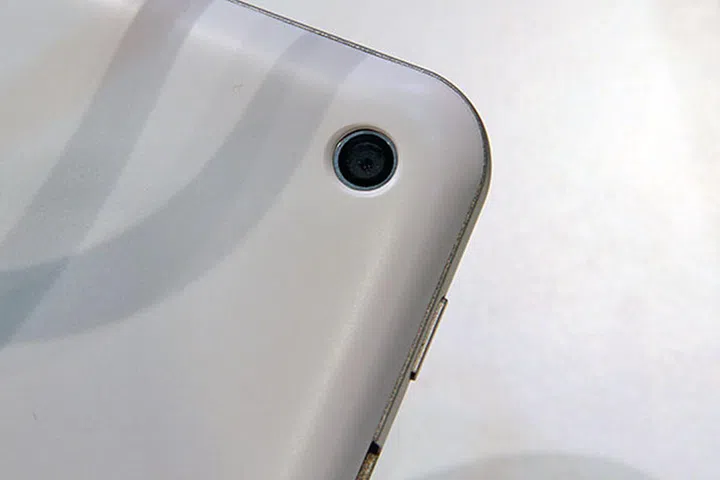 A 5MP camera is found on the otherwise very clean back.