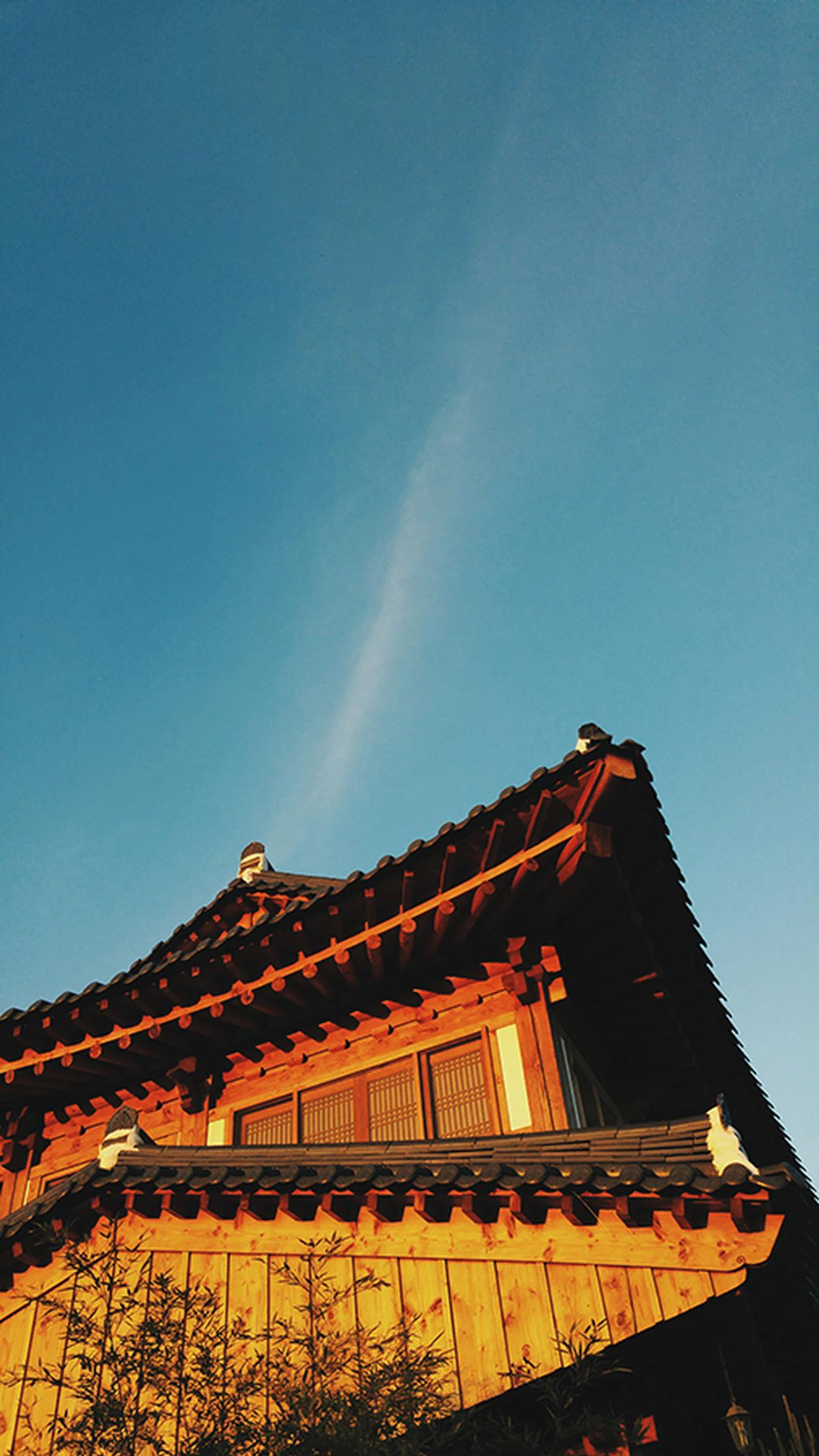 Hanok, sunset, 28mm at f/1.8, 1/200 sec, ISO 50.