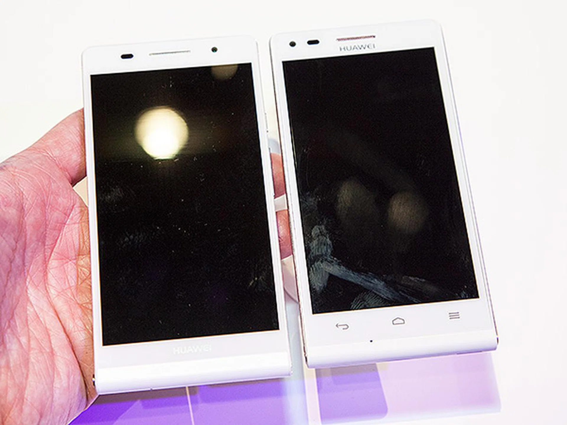 The latest Ascend G6 4G (right) compared with the Ascend P6 (left). Design almost similar except for the navigation buttons, screen size and location of the front facing camera.