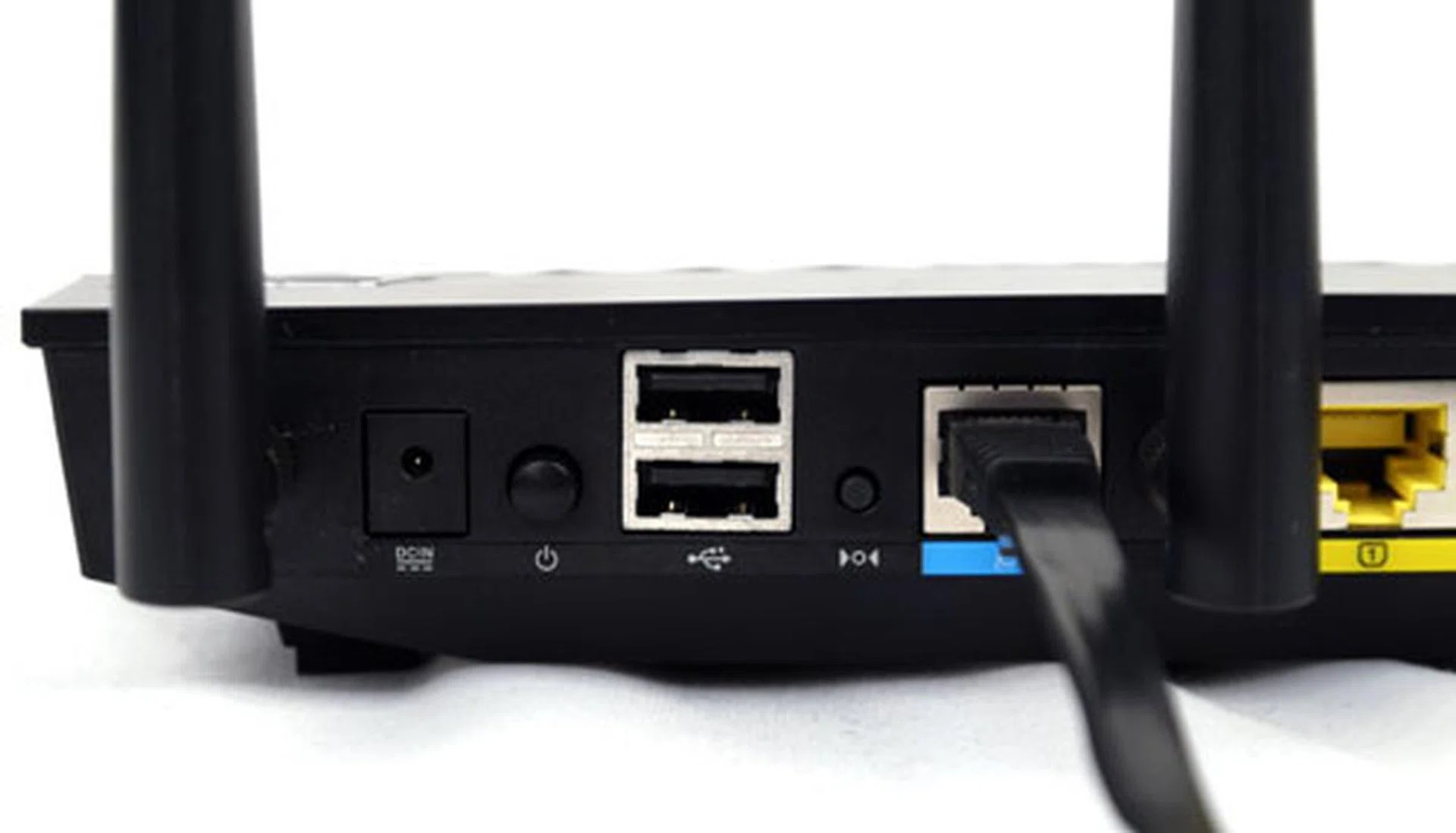 ASUS' dual USB ports support both file sharing and printer sharing functions, but their close proximity also makes it difficult to plug in bulkier USB drives or cables concurrently. We reckon this is inevitable if they want to maintain the router's slim profile.