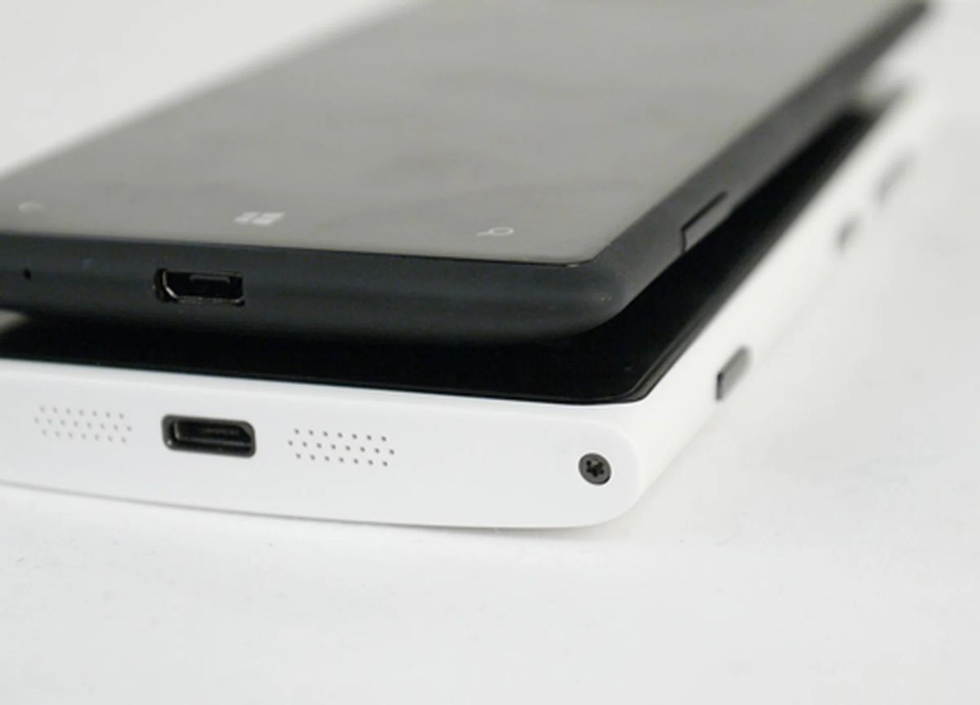 The Lumia 920's curved back makes for a better grip. Translation? Less likely to drop the phone. Alas, it is slightly thicker than the Windows Phone 8X by HTC.