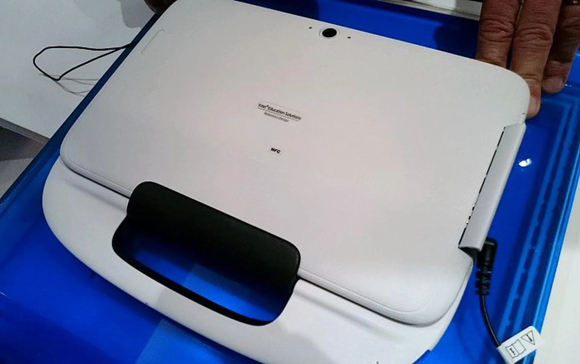 Paired with its keyboard base, the handle provides an excellent way of transporting the device around. Also if you notice carefully, NFC connectivity is also supported as the tagging area is labelled clearly on the rear of the device.