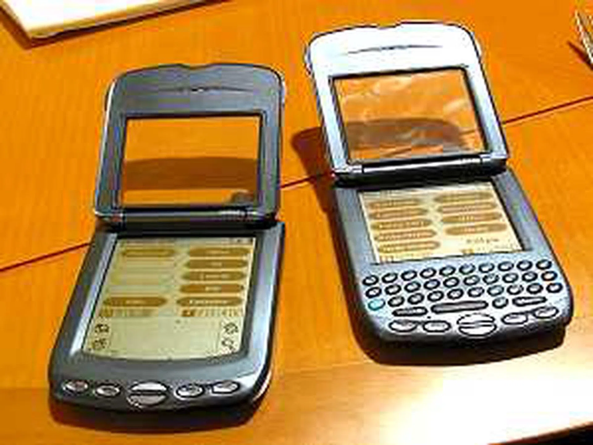 With a strong presence in the PDA market, Palm dabbled further with its Palm Handspring Treo 180, paving the way for a new line of devices that's caters to the business executives.