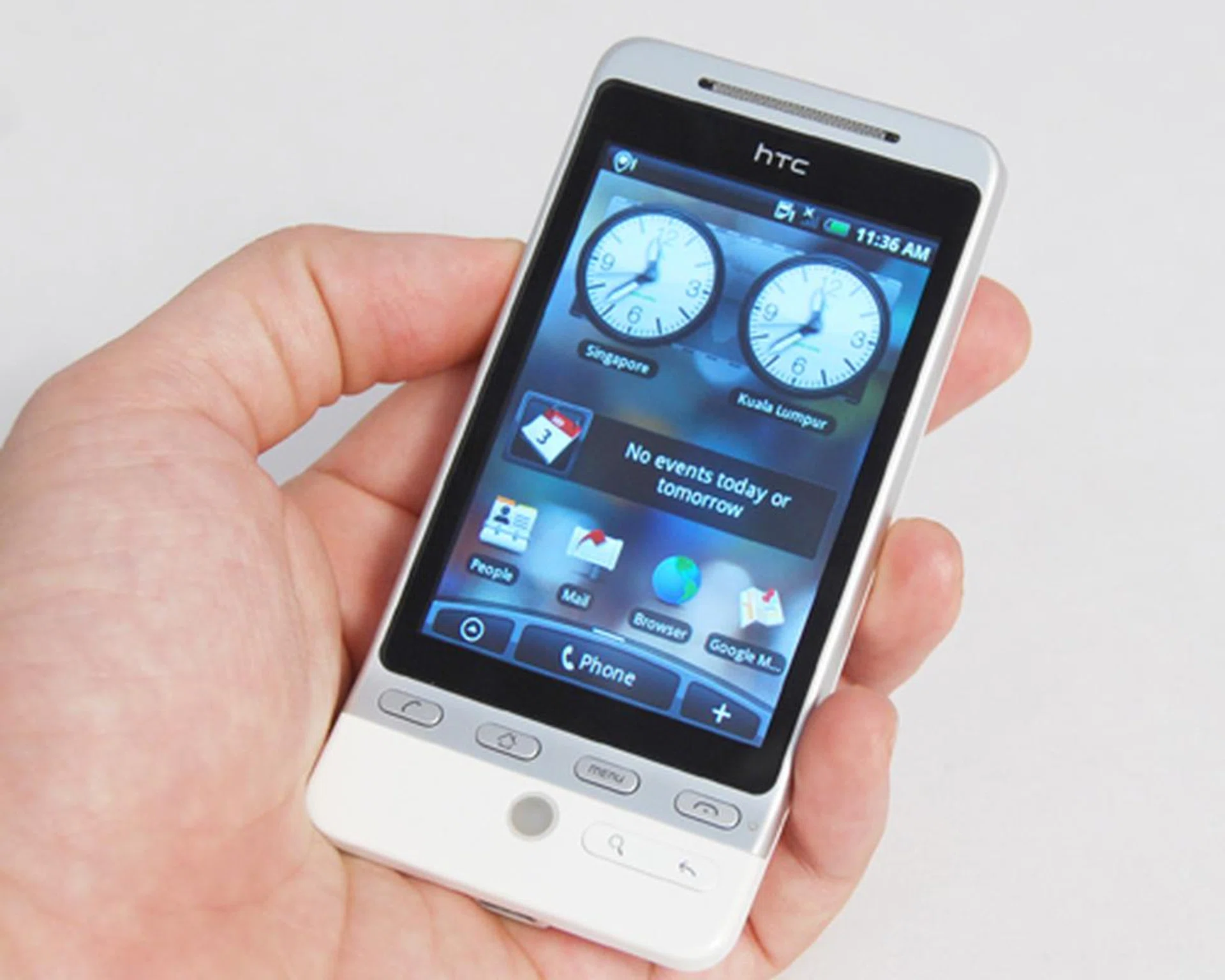 The Hero's actual breakthrough stems not from its hardware, but the software within. The Google Android platform is relatively new, and HTC's Sense UI is doing a great job in enticing the mainstream group to take the plunge and adopt this new mobile OS.