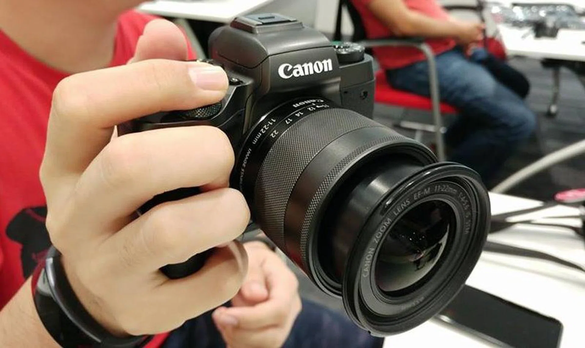 Here's a hand shot of the EOS M5 and we can tell you that its weight is very well distributed and the grip is comfortable to handle the camera single handed in most situations.