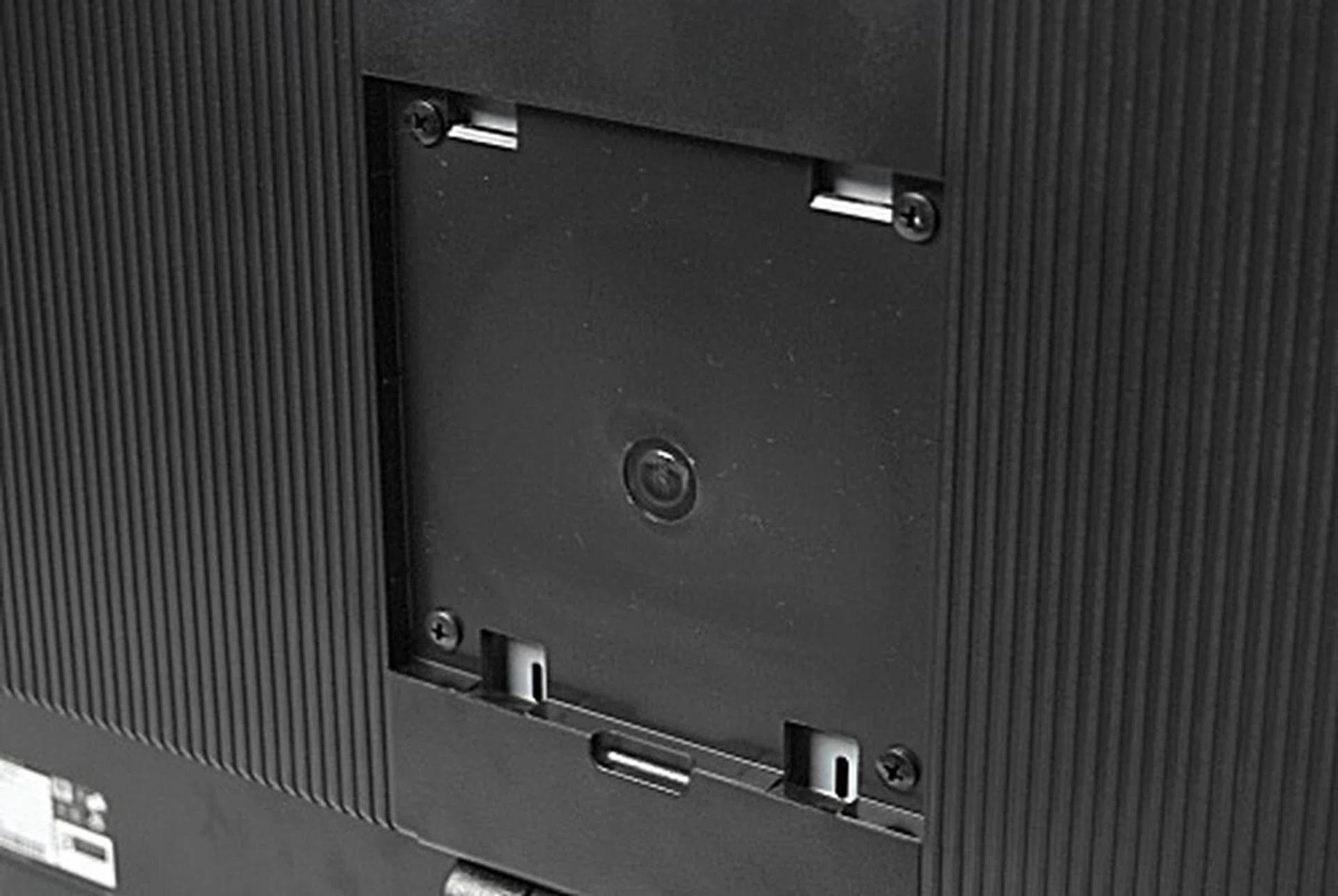 The G2400W also has a wall mount option if the user requires it; could be useful for those intending to use it as a screen for their gaming consoles. 