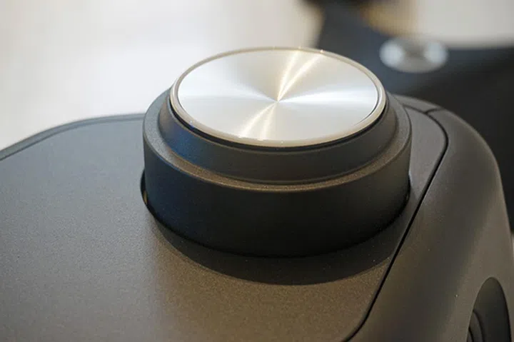 An LED under the plate indicates the direction of the sound beam.