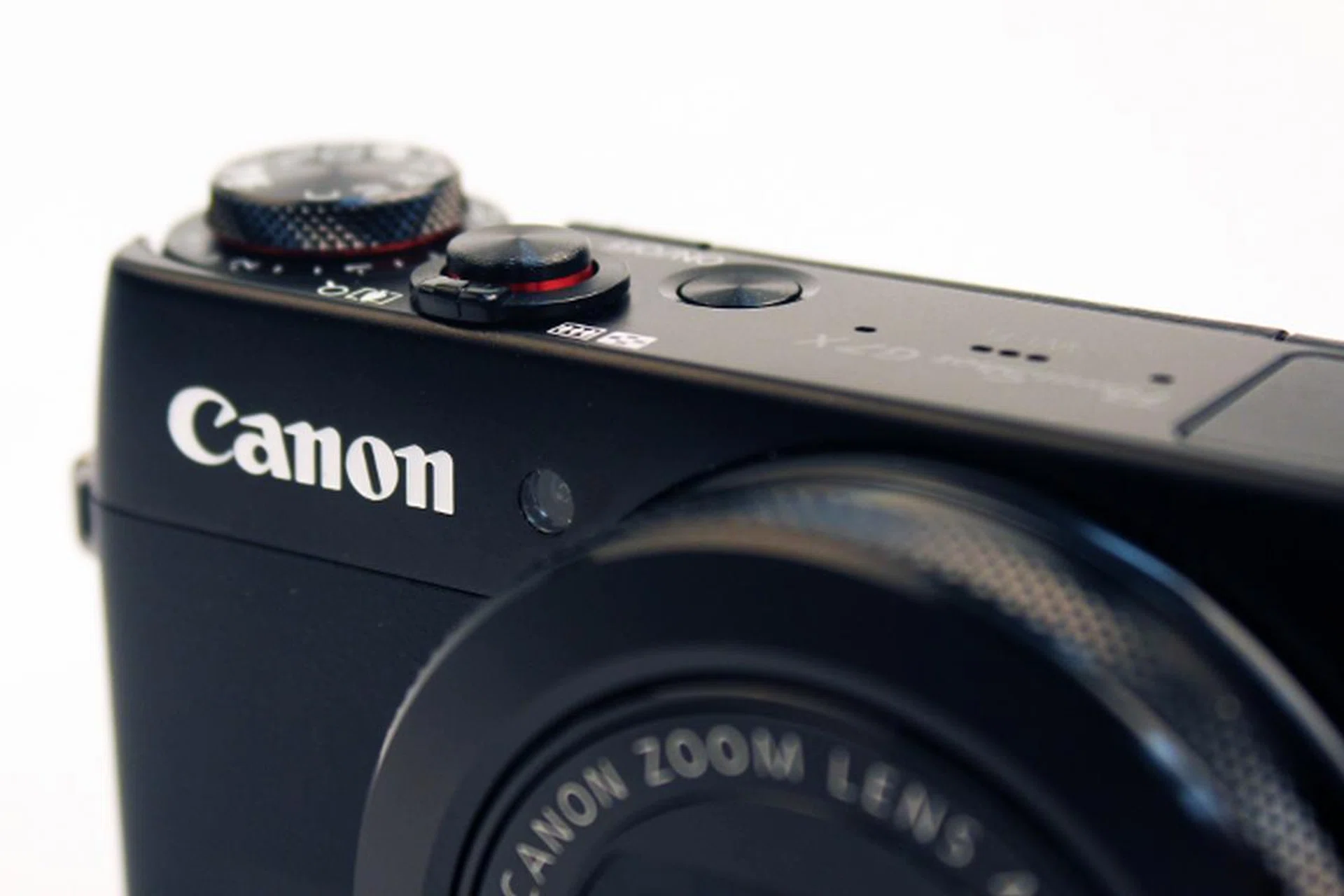 The PowerShot G7 X has two red accents to liven up an otherwise plain black exterior. Given its similar design to the S120, the red accents also help to differentiate which is the more superior counterpart at a glance.