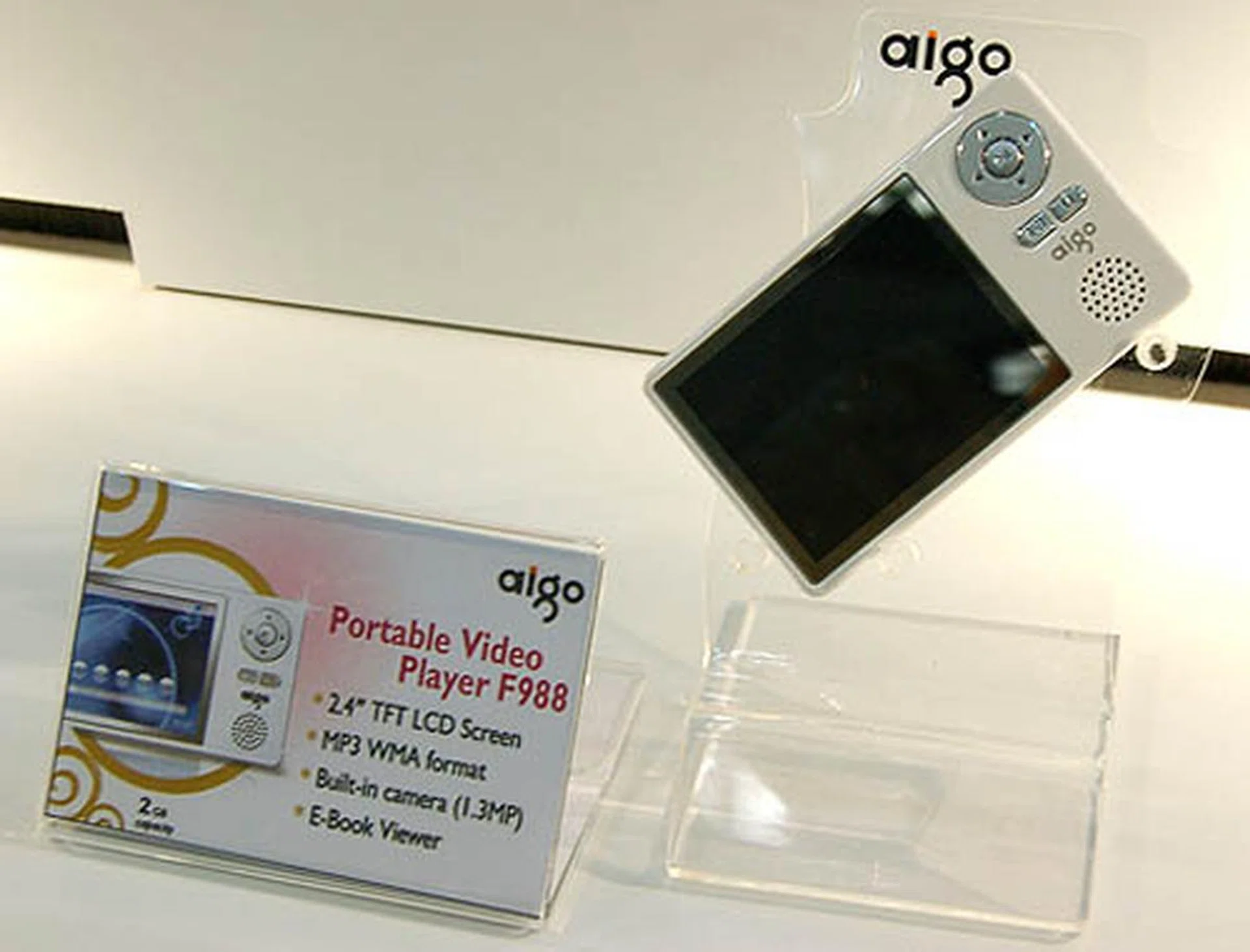  aigo didn't fail to make an appearance and showed up with all their latest gadgets. Their latest Pocket Video Player F988 sports a 2.4-inch LCD screen and built-in camera on the flipside. Top up S$10 with the purchase and you can an aigo E063 speaker set as well.  