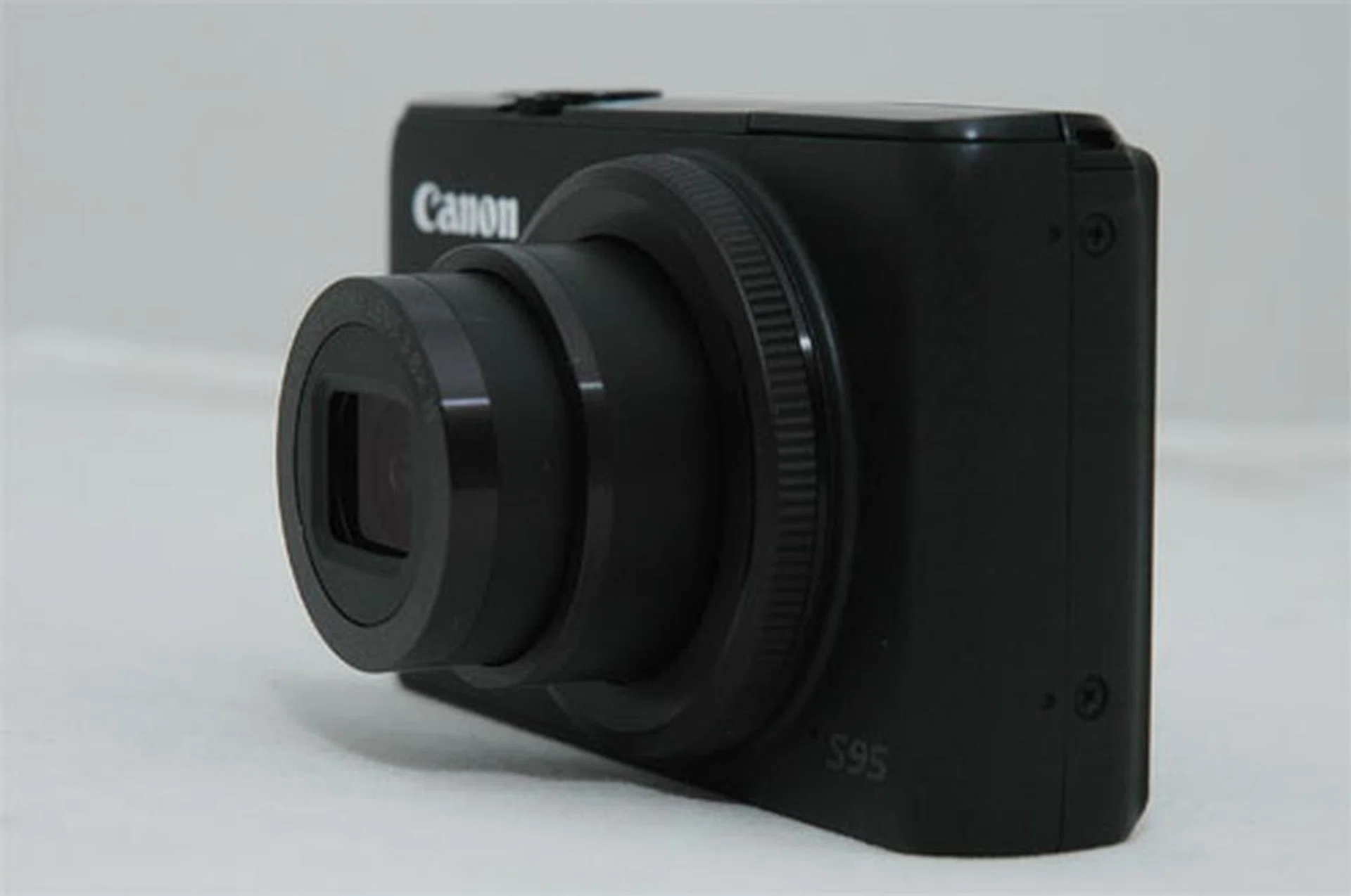 The control ring is the ribbed ring surrounding the lens.