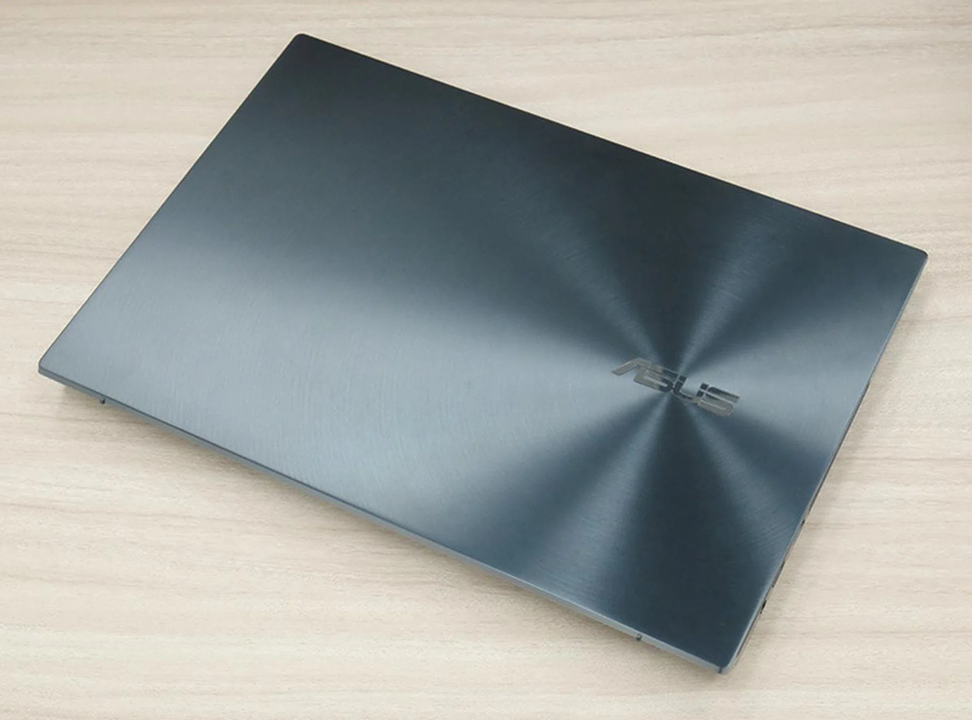 If you are ready to buy a flagship-class notebook, it would be remiss of you not to check out the ZenBook Pro Duo.