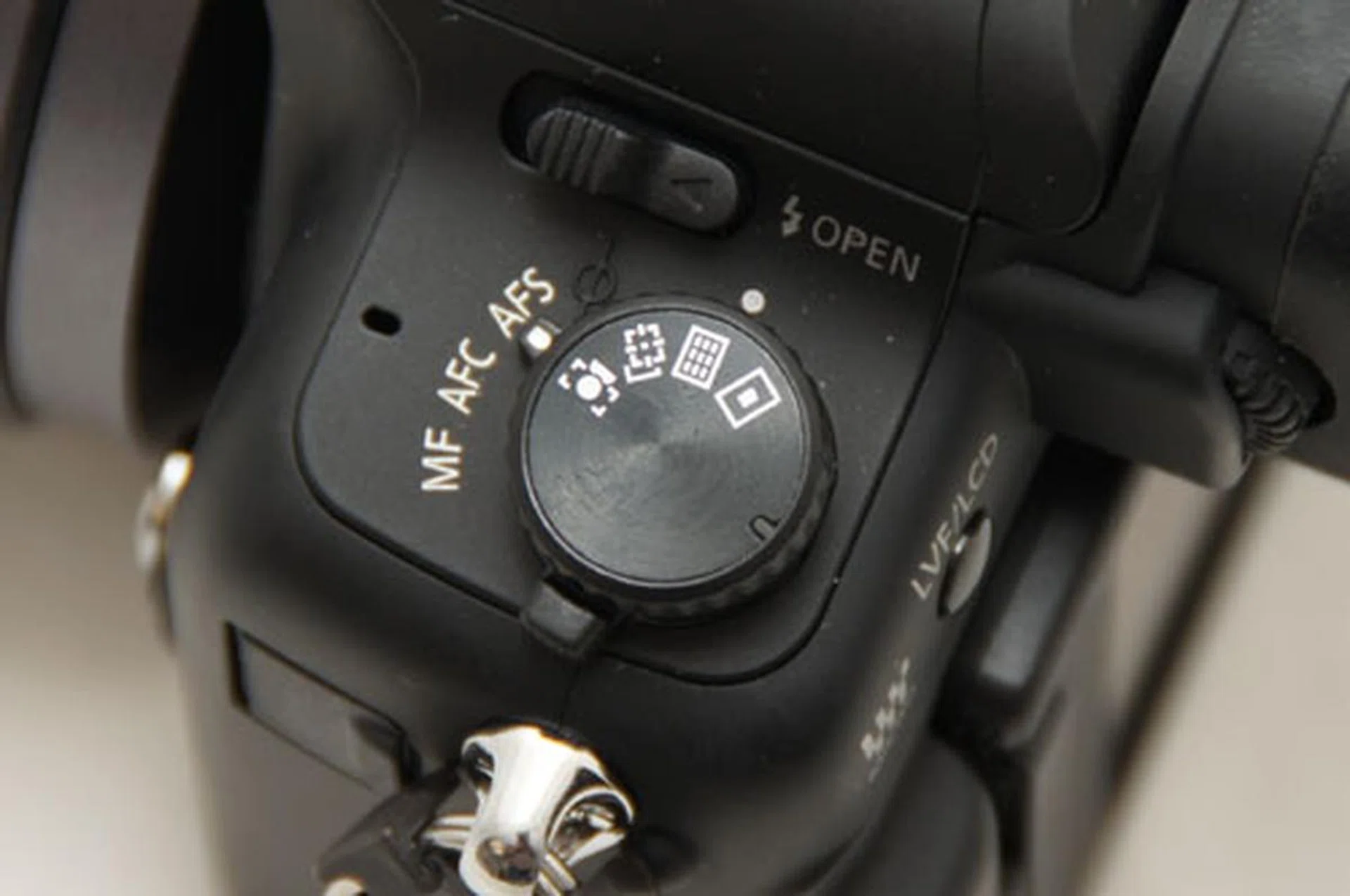 The controls for manual and auto-focus, plus focusing modes are layered on top of one another. While convenient in theory, they were too close for comfort in practice.