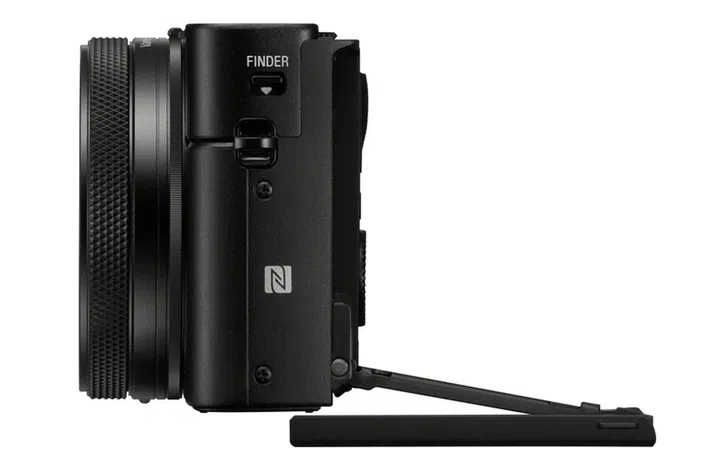 The articulated rear screen tilts up, down and at different angles for more flexibility.