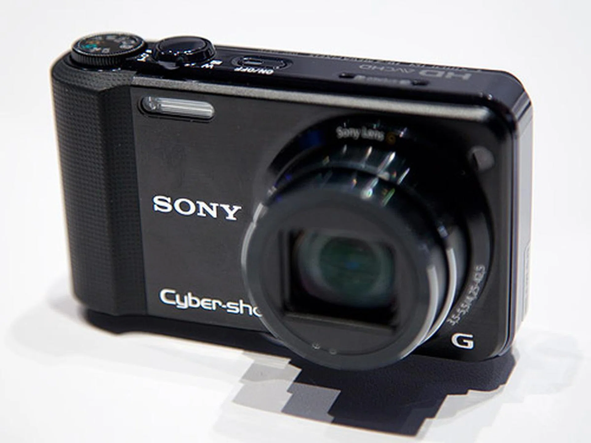 Sony's new Cyber-shot DSC-HX7V has the capabilities to deliver 3D still image and 3D Sweep Panorama. Comes with the Sony 10x optical zoom G lens, a 16.2-megapixel "Exmor R" CMOS image sensor and records 1080/60i AVCHD videos.