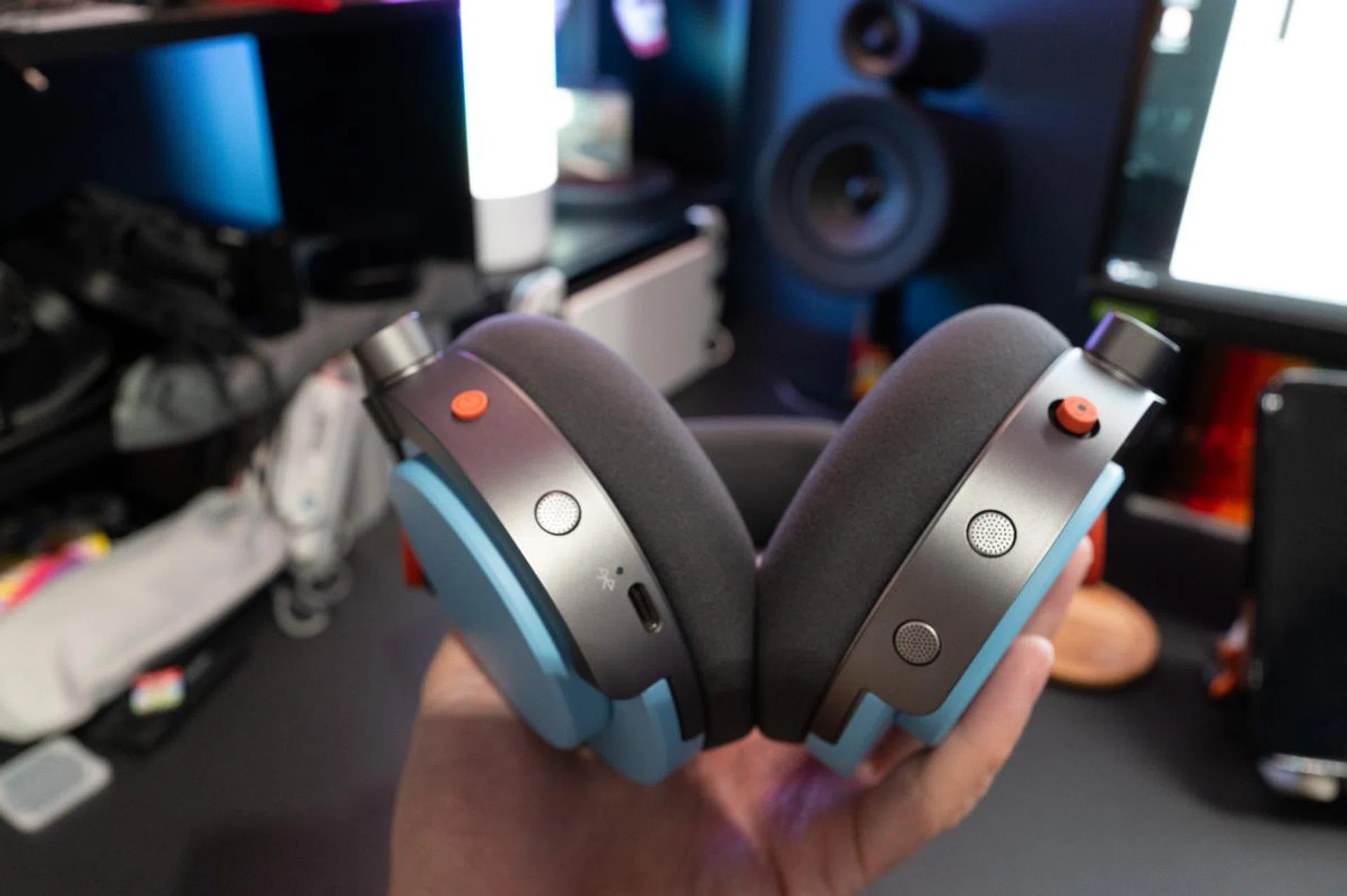 The orange button on the left is the on/off button, while the orange joystick on the right allows you to play, pause, skip or increase/decrease volume. You can even hold it down to give it voice commands.