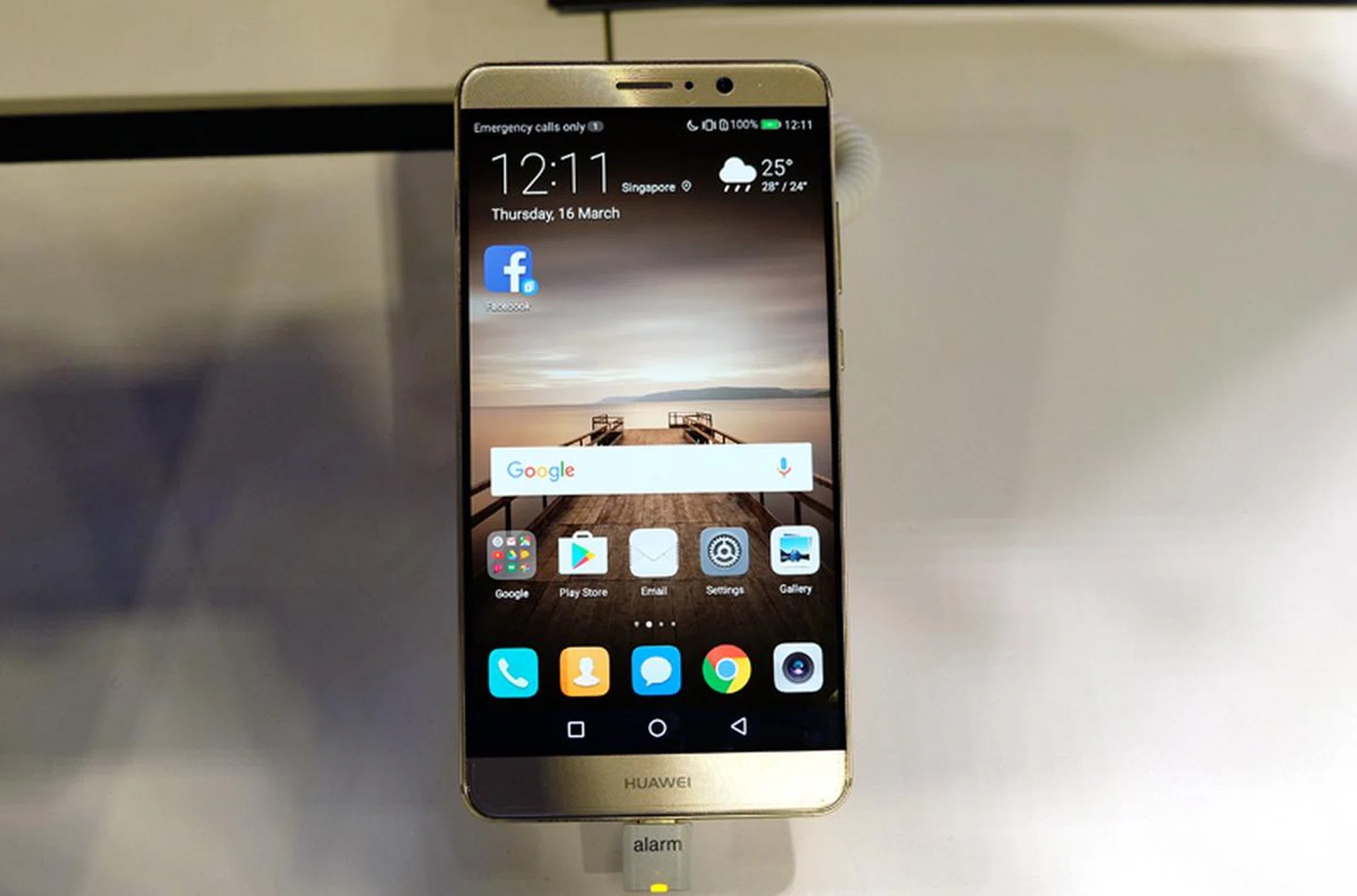 The Huawei Mate 9 has a huge 5.9-inch Full HD display and has a massive 4,000mAh battery. On the rear you'll find a unique dual rear camera setup that pairs a 20-megapixel monochrome camera with a 12-megapixel RGB camera, co-developed with German imaging maestros Leica. Pick one up from Singtel for S$288 on Combo Plan 3 at S$62.90/month and get a free Flip Cover worth S$69.