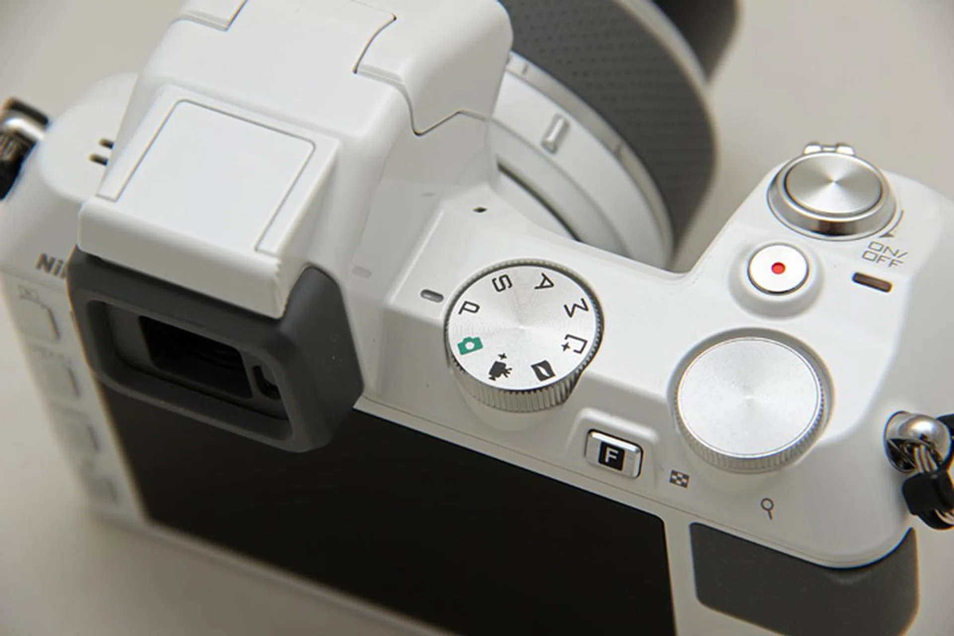 The fleshed-out Mode dial on the left, with the new control dial on the right. Also new, the F (Function) button sits in-between the two.