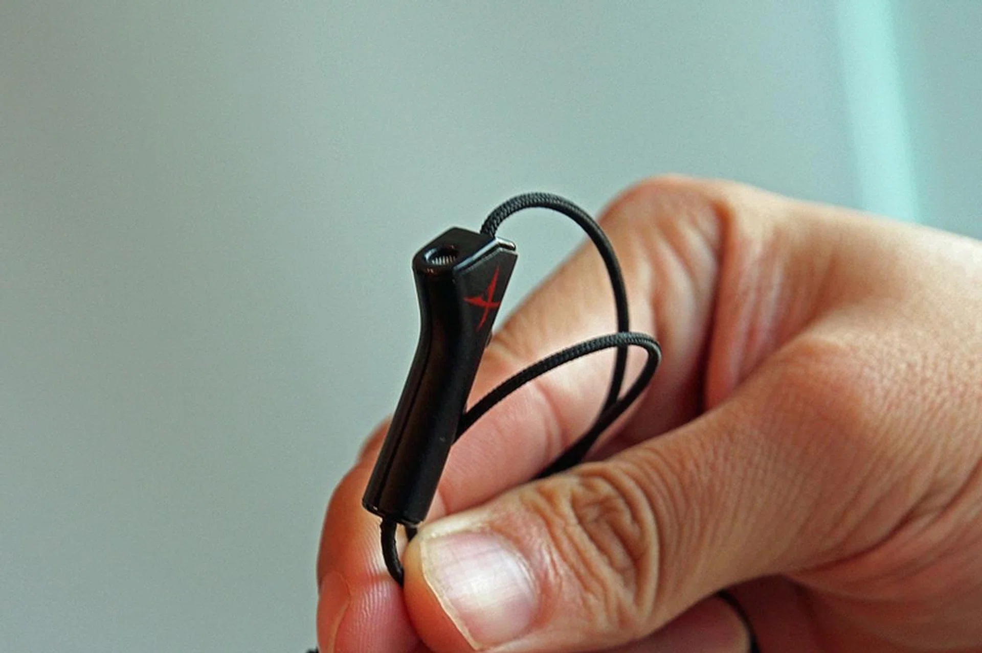 Specially designed omni-directional inline microphone that is directed at the speaker's mouth for better audio reception.