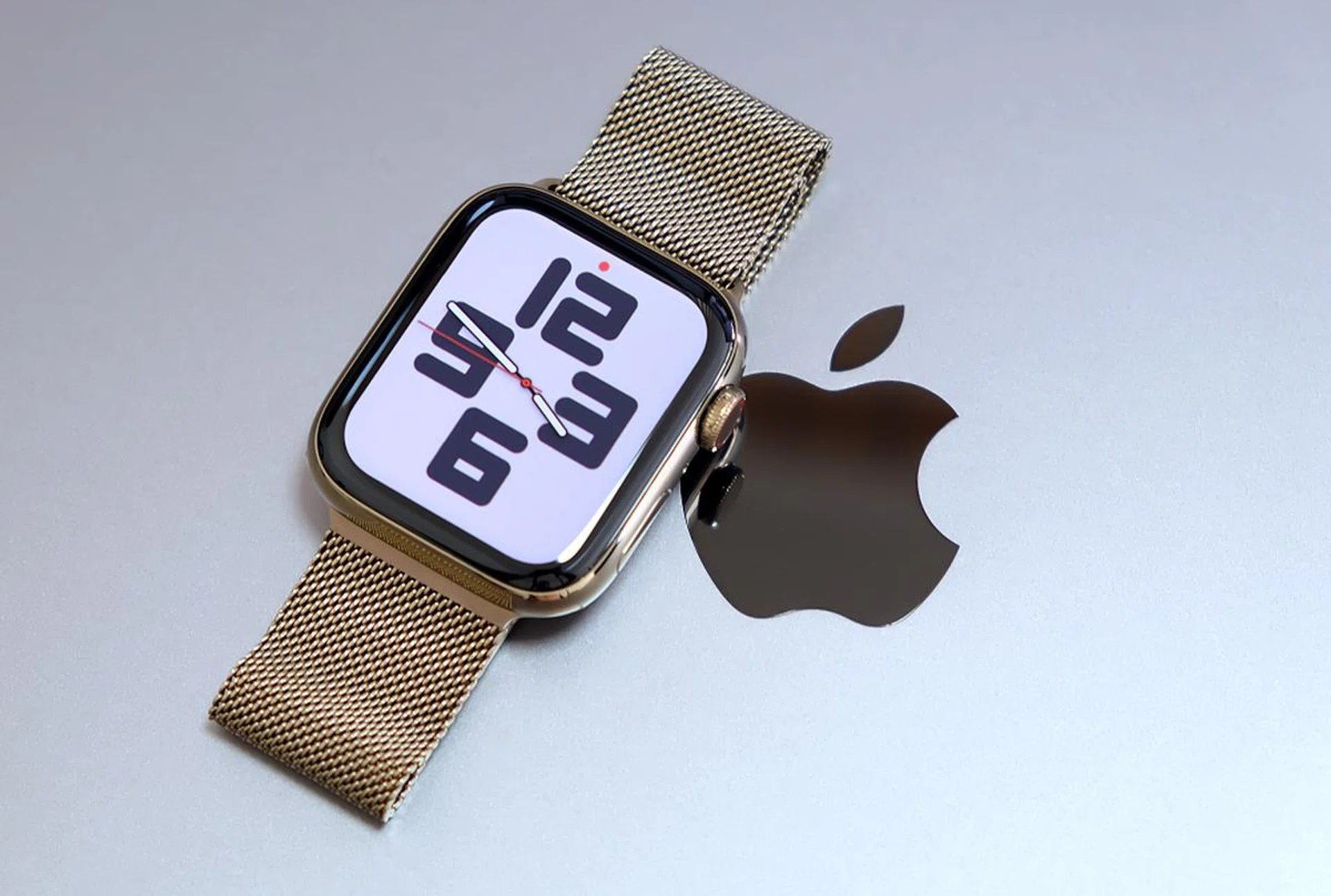 One of the new finishes available to the Series 6 is gold. 