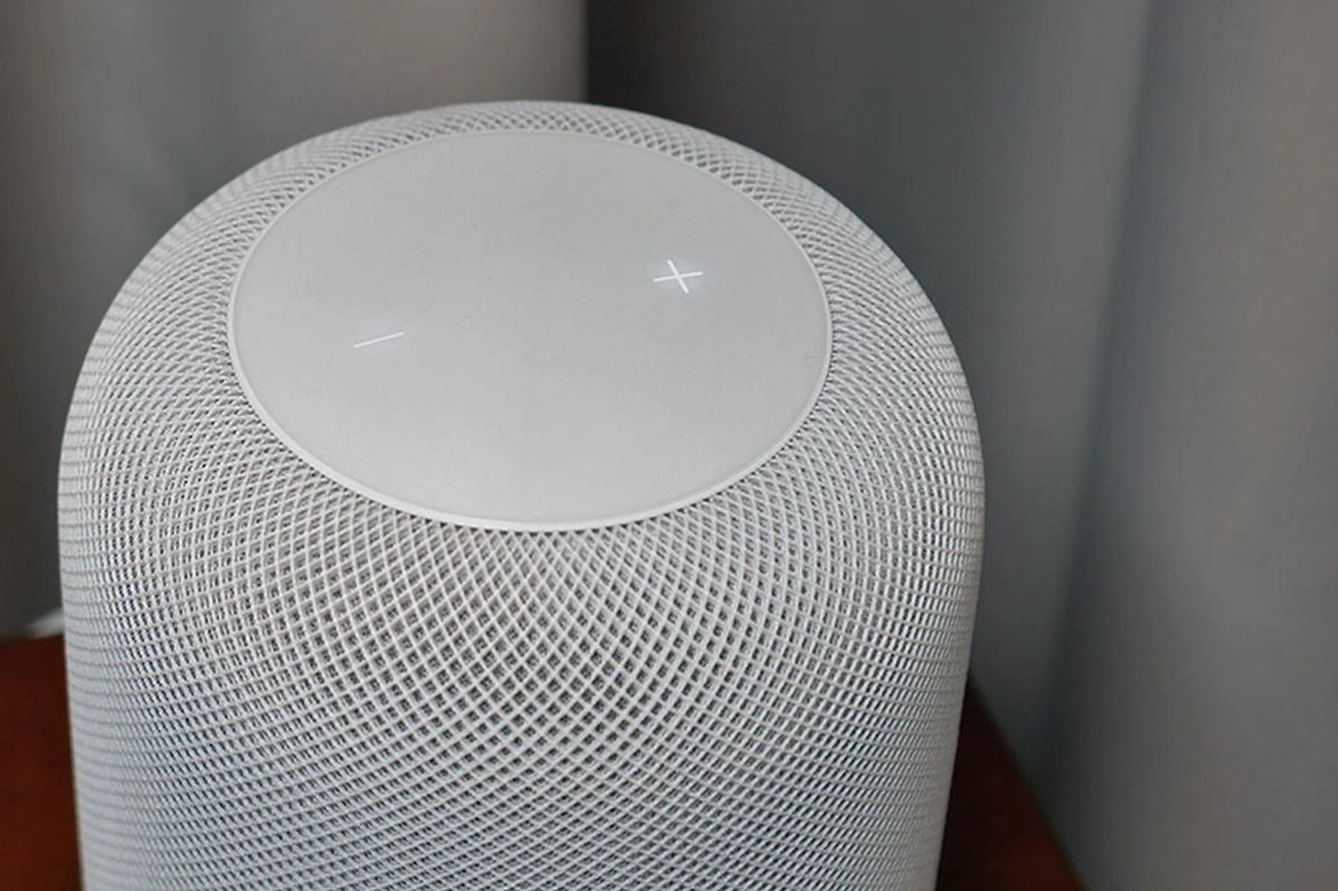 What's the top touch surface for? 1.) Tap or hold + or – for volume up/down. 2.) Touch and hold for Siri. 3.) Tap to play/pause music or Siri. 4.) Double-tap to skip. 5.) Triple-tap to skip back.