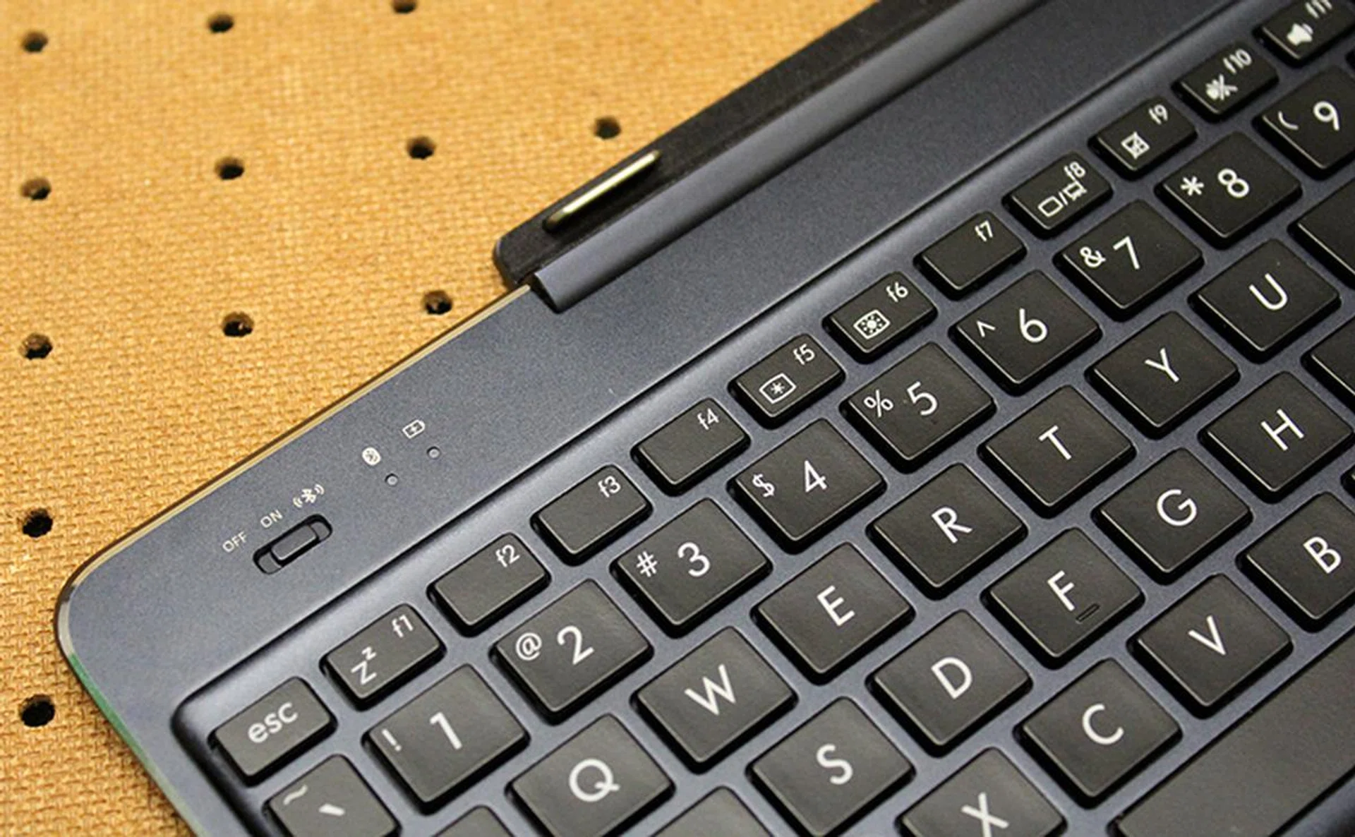 The keyboard dock needs to be charged from time to time. Fortunately, there's a battery indicator to warn you when it's running out of juice. Looking at the hinge, we can see one of the strong magnets used to secure the tablet display to the keyboard dock.