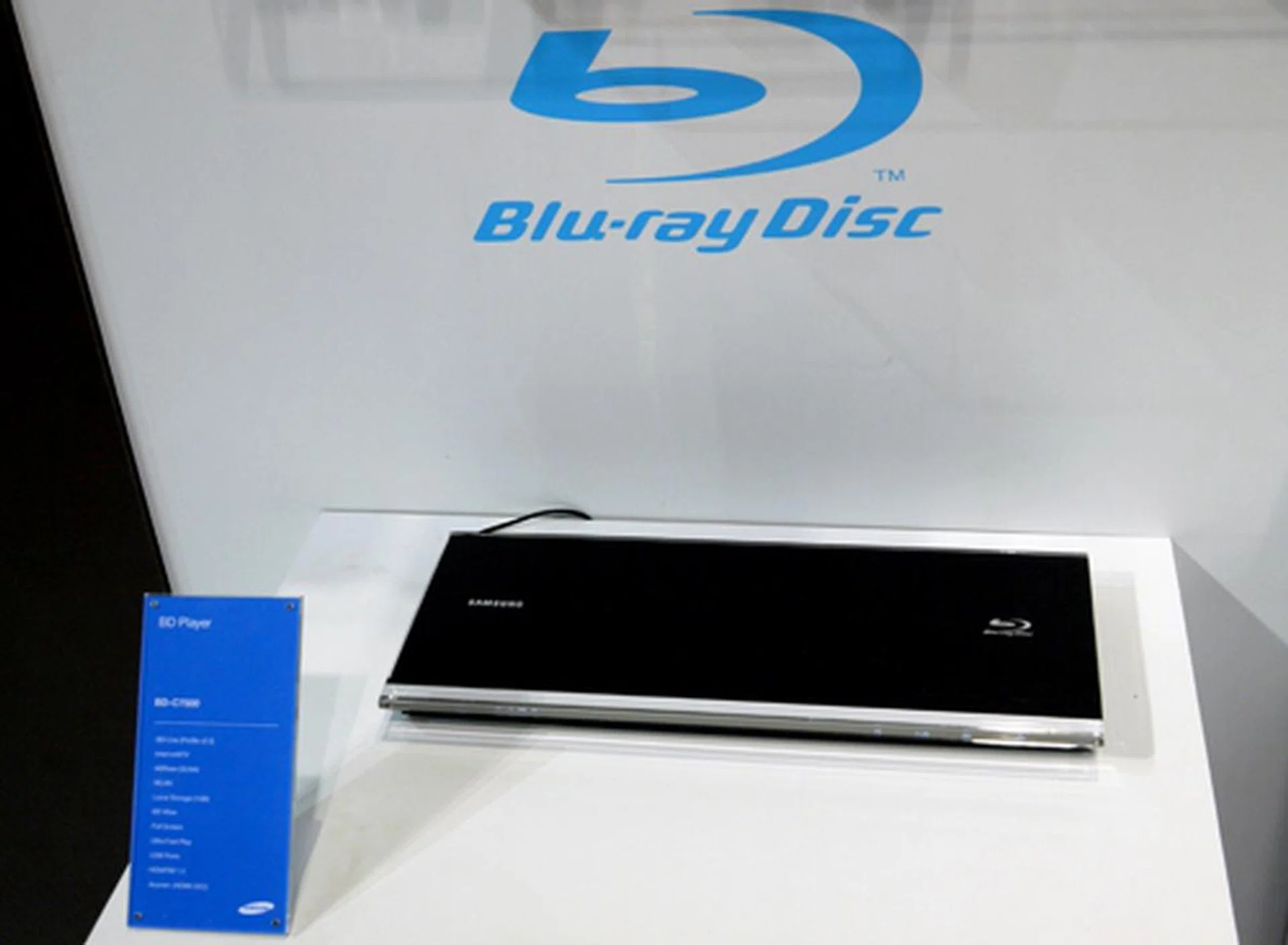 The BD-C7500 Blu-ray player does not share the 3D love like its C6900 cousin, but it has an ultra-slim profile and a fast loading time of 15 seconds to shout for.