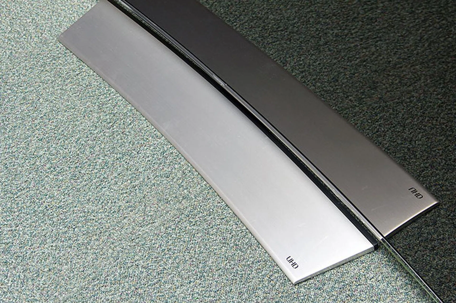 A curved, non-swivel base stand to match the curved screen.