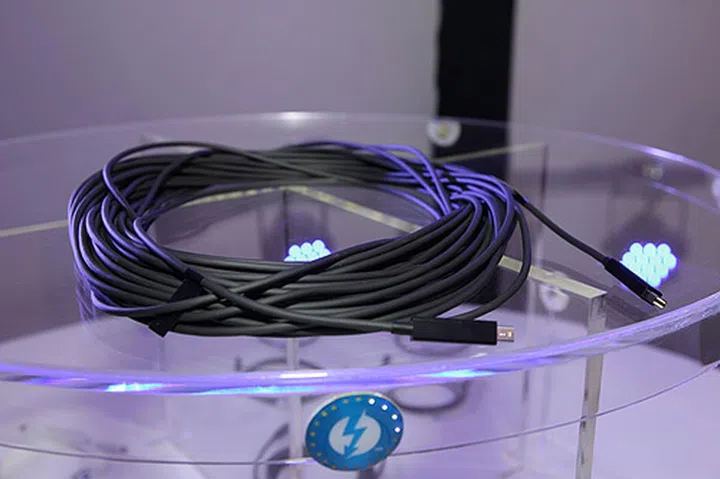 Optical Thunderbolt cables can deliver signals to devices located as far as 20m away from the PC. Shown here is a prototype optical cable that measures 30m in length.