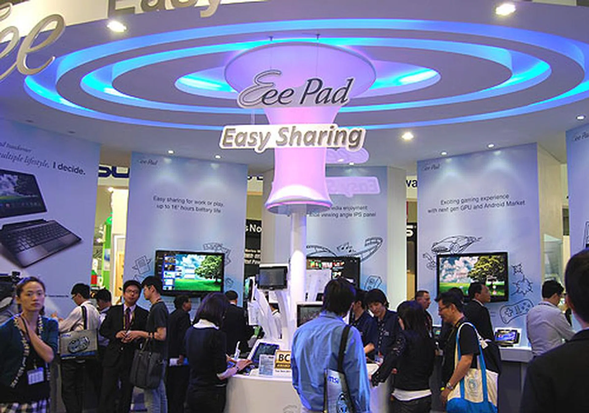 The tablet that you can actually buy and touch and try for yourself is the Eee Pad Transformer and there were plenty of units available for visitors to experience at ASUS' booth. 