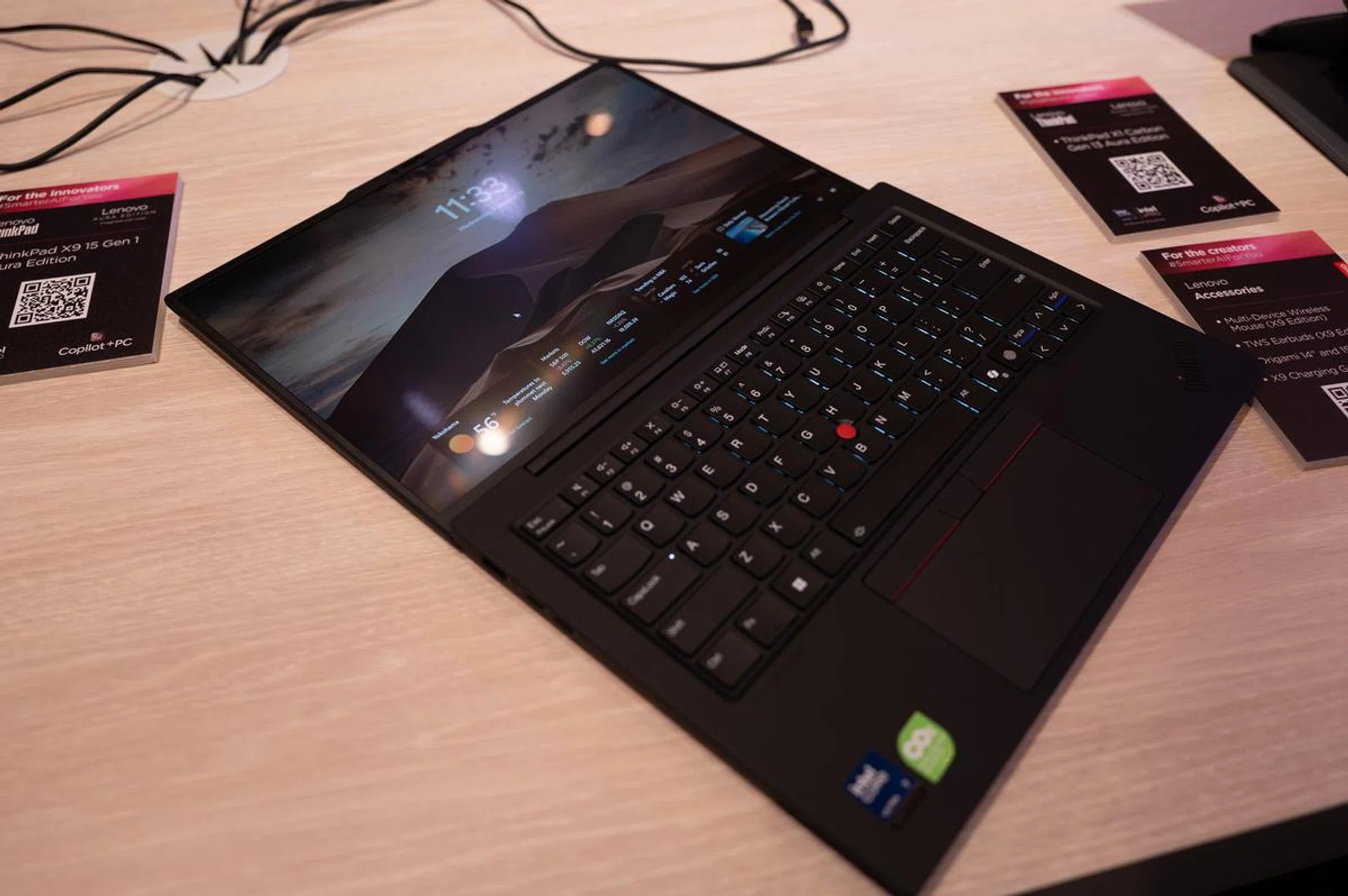 Getting a hinge that opens with one finger, stays in place, and doesn’t lift the base is surprisingly difficult. Photo: HWZ