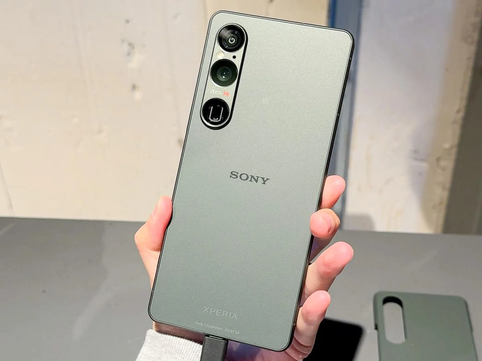 Sony Xperia 1 VI in Khaki Green.