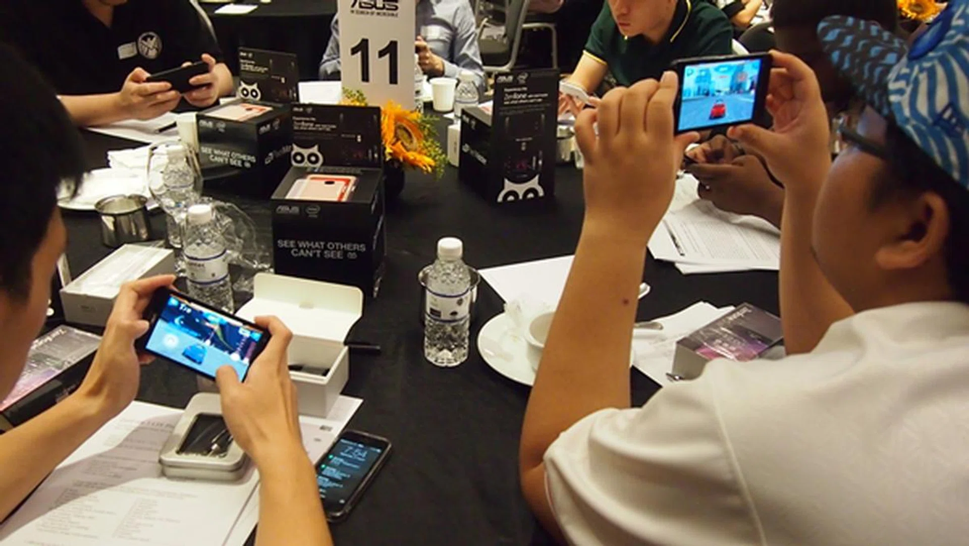 Participants put the Qualcomm Snapdragon 400 chipsets and its Adreno 306 GPU to the test with some preloaded games on the ASUS ZenFone 5 LTE.