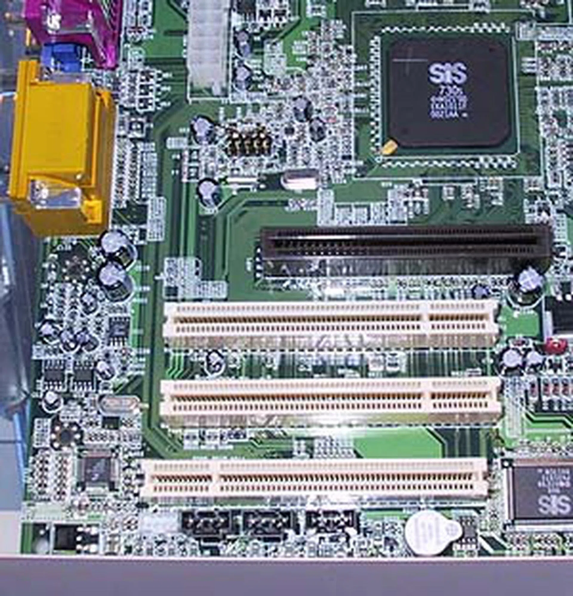 Notice something anything weird? Get a closer look at the last slot. It's not
a PCI slot, but an ACR slot.