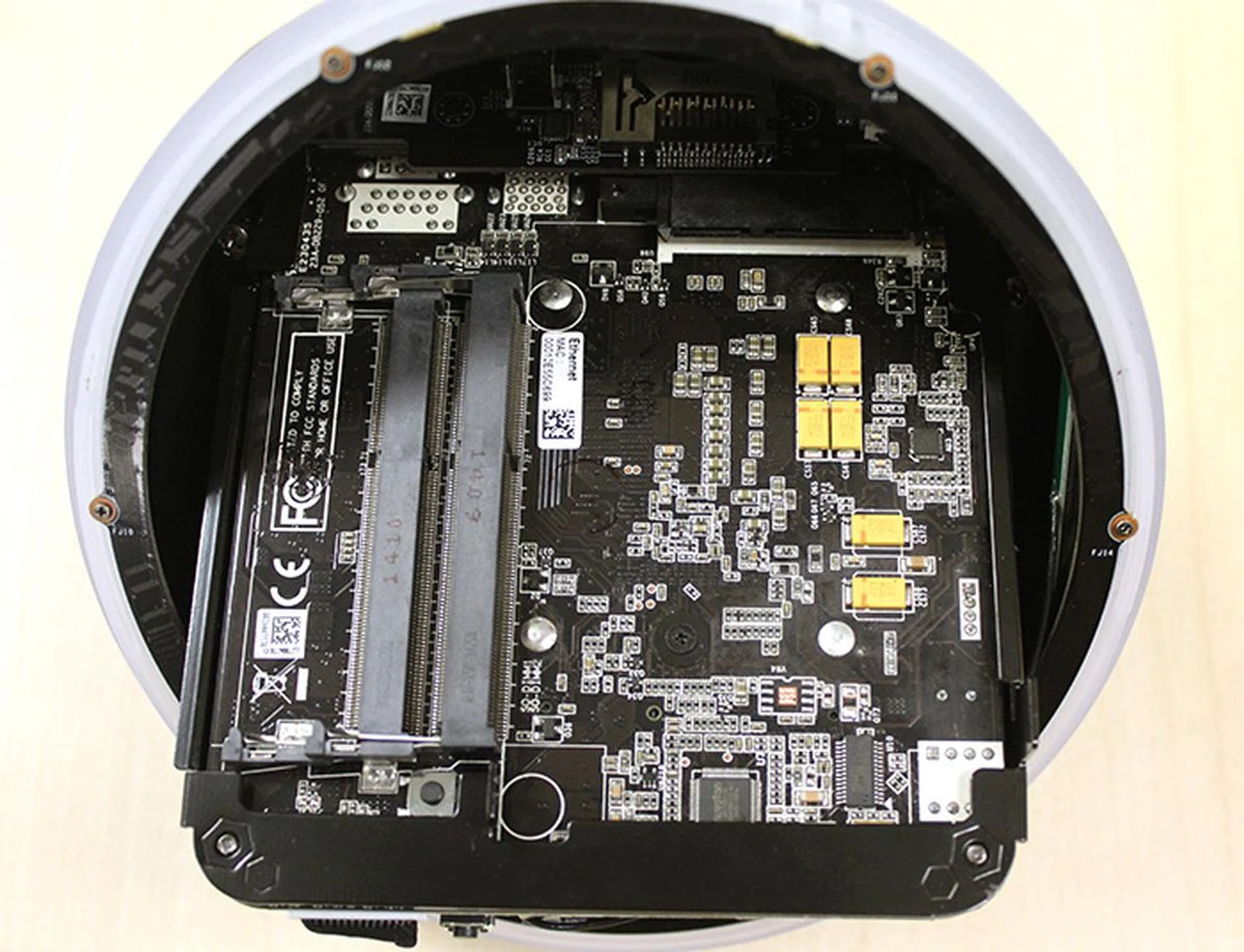 Once you succeed in removing the top panel, you are greeted by the twin SO-DIMM slots and 2.5-inch hard disk bay. Installing both components can be done in just mere minutes even if you are an absolute klutz.