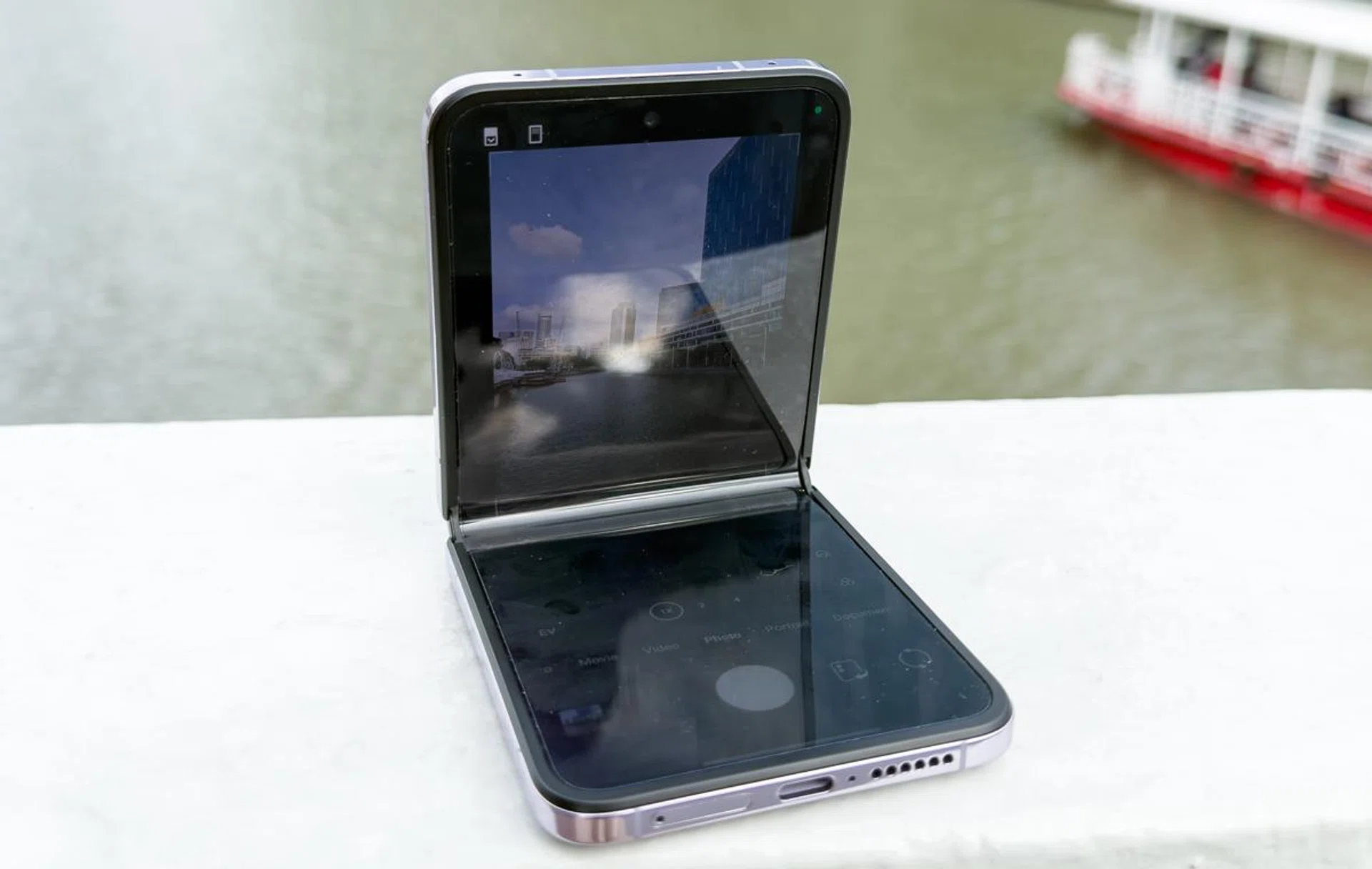 Pretty handy way to take photos. Photo: HWZ.