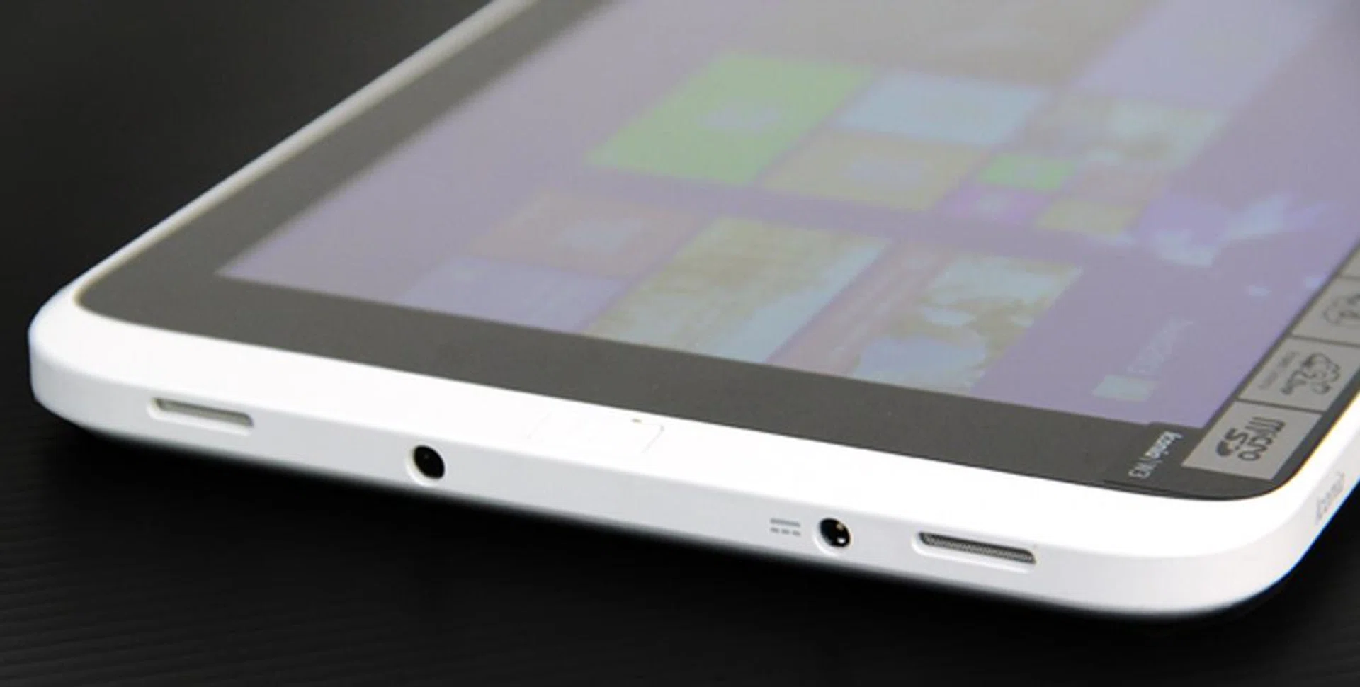 Audio from the W3's twin speakers was very disappointing.