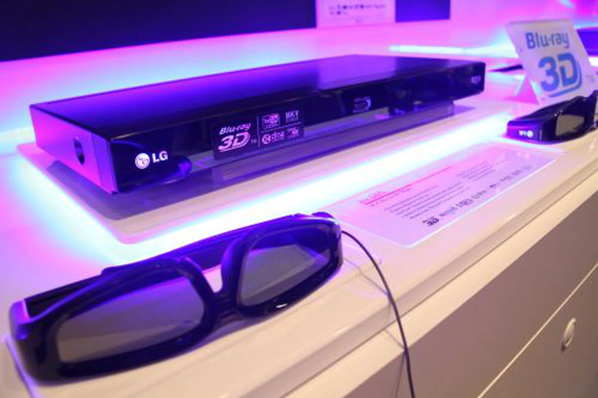 This 3D Blu-ray Disc Player from LG (BX580) plays not just 3D Blu-ray Discs but MKV video formatted content as well. It also utilizes DLNA network technology so you can stream content to and fro other 3D devices via Home Link.