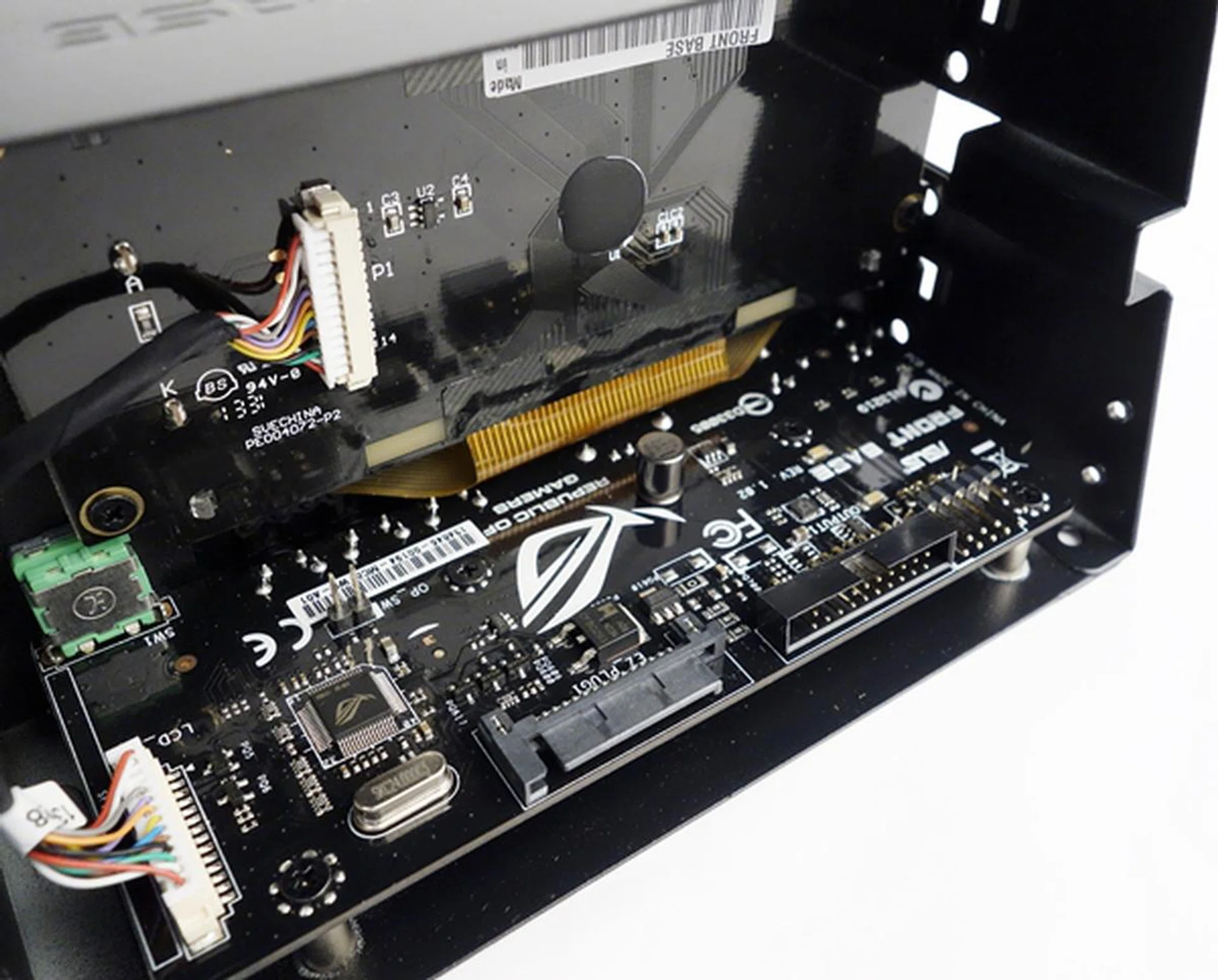 The rear of the Front Base is clutter-free, without any cables, unlike the Aerocool Touch-2100 fan controller.