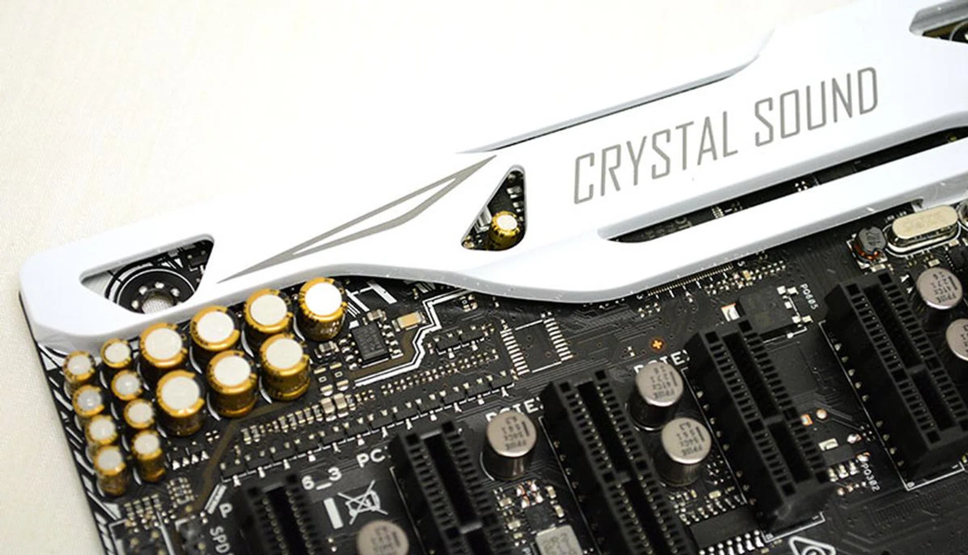 The onboard Crystal Sound 3 audio boasts a dedicated audio amplifier and high-quality Japanese-made audio capacitors.