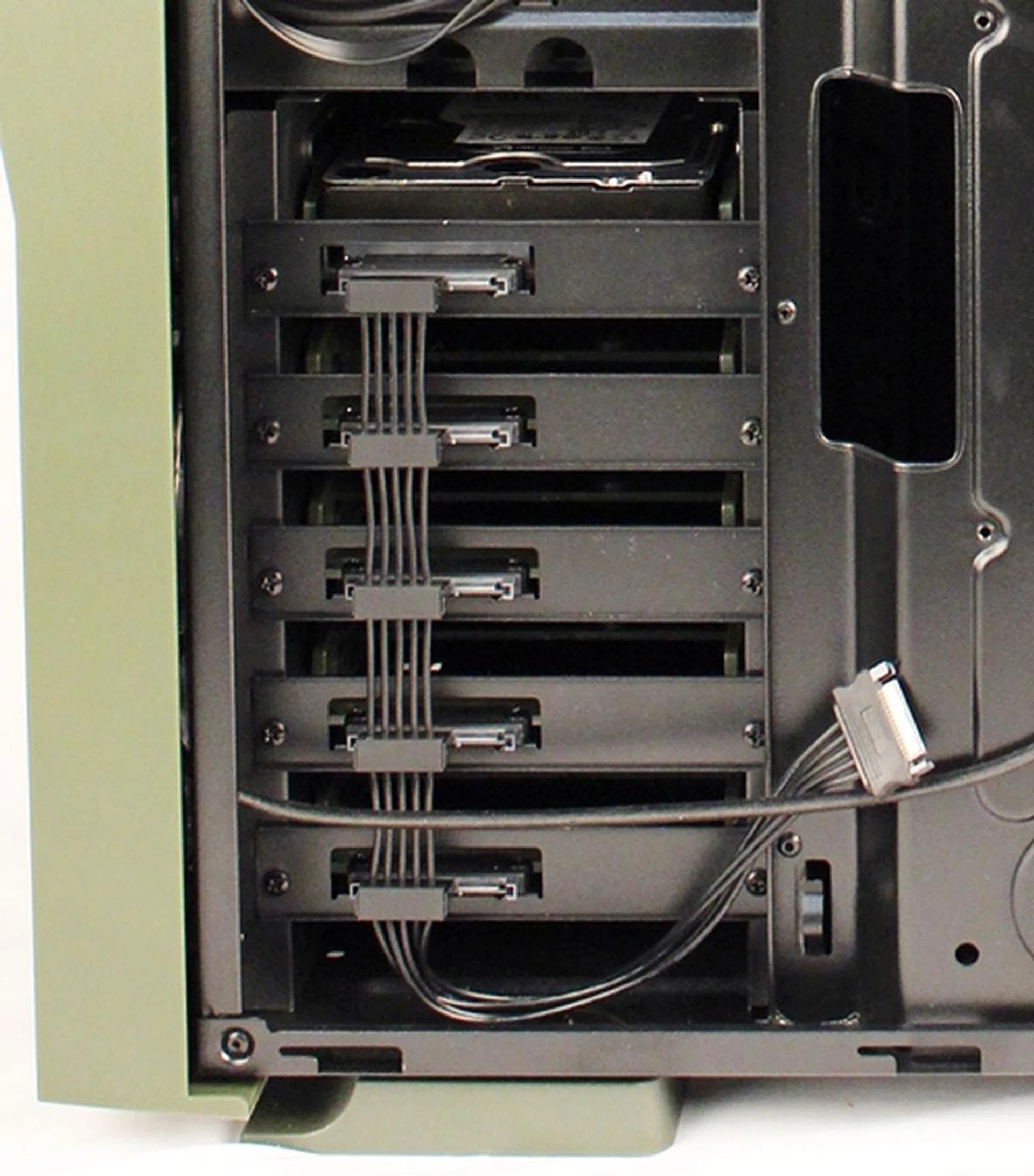 A single SATA power cord supplies power to the drives installed at the 3.5-inch drive bays.