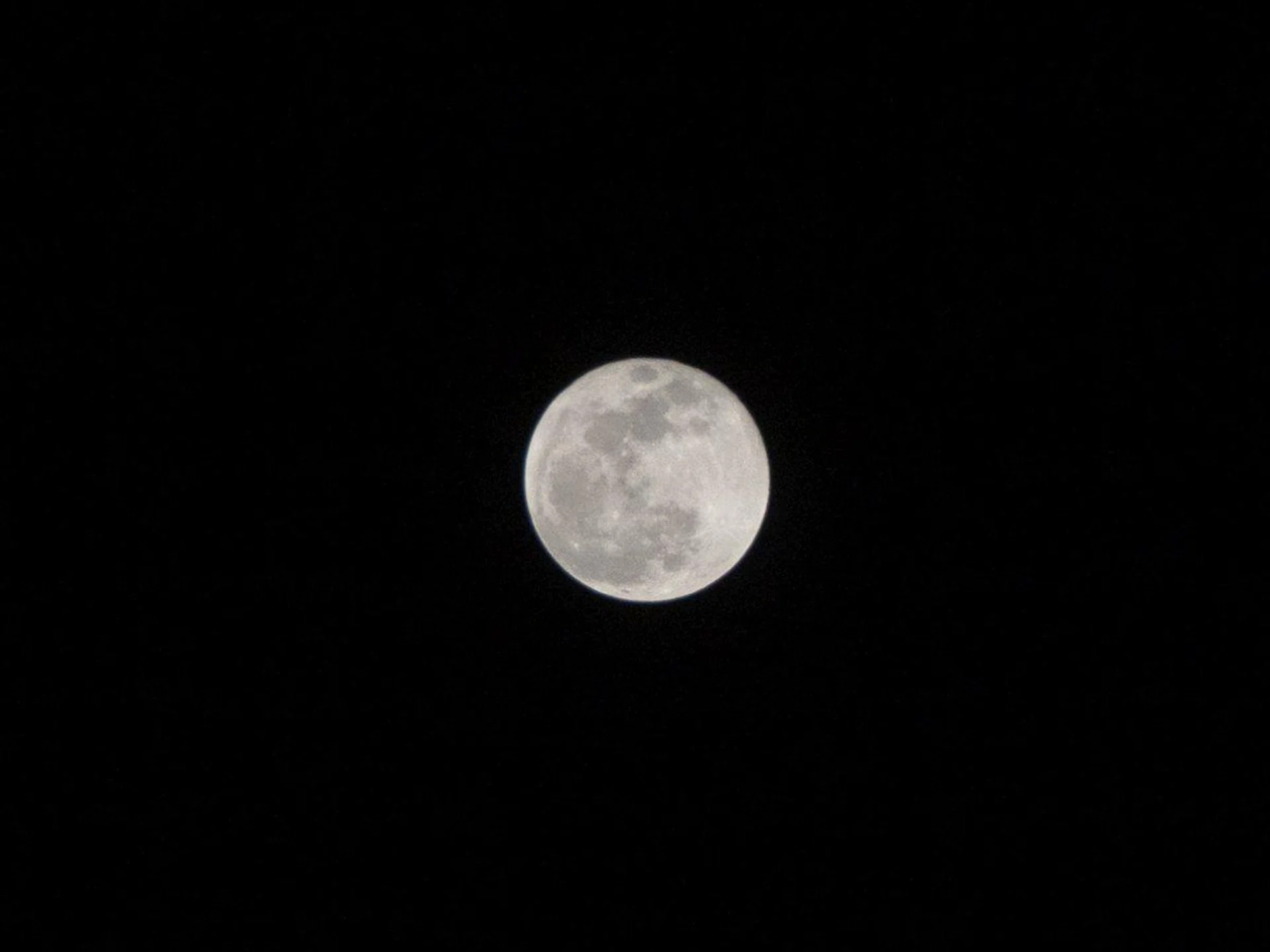 You can clearly see the craters on the Moon even with such a tight crop. Shooting info: 105mm at f/4, 1/5000s, ISO 400 (90% crop) Photo: HWZ